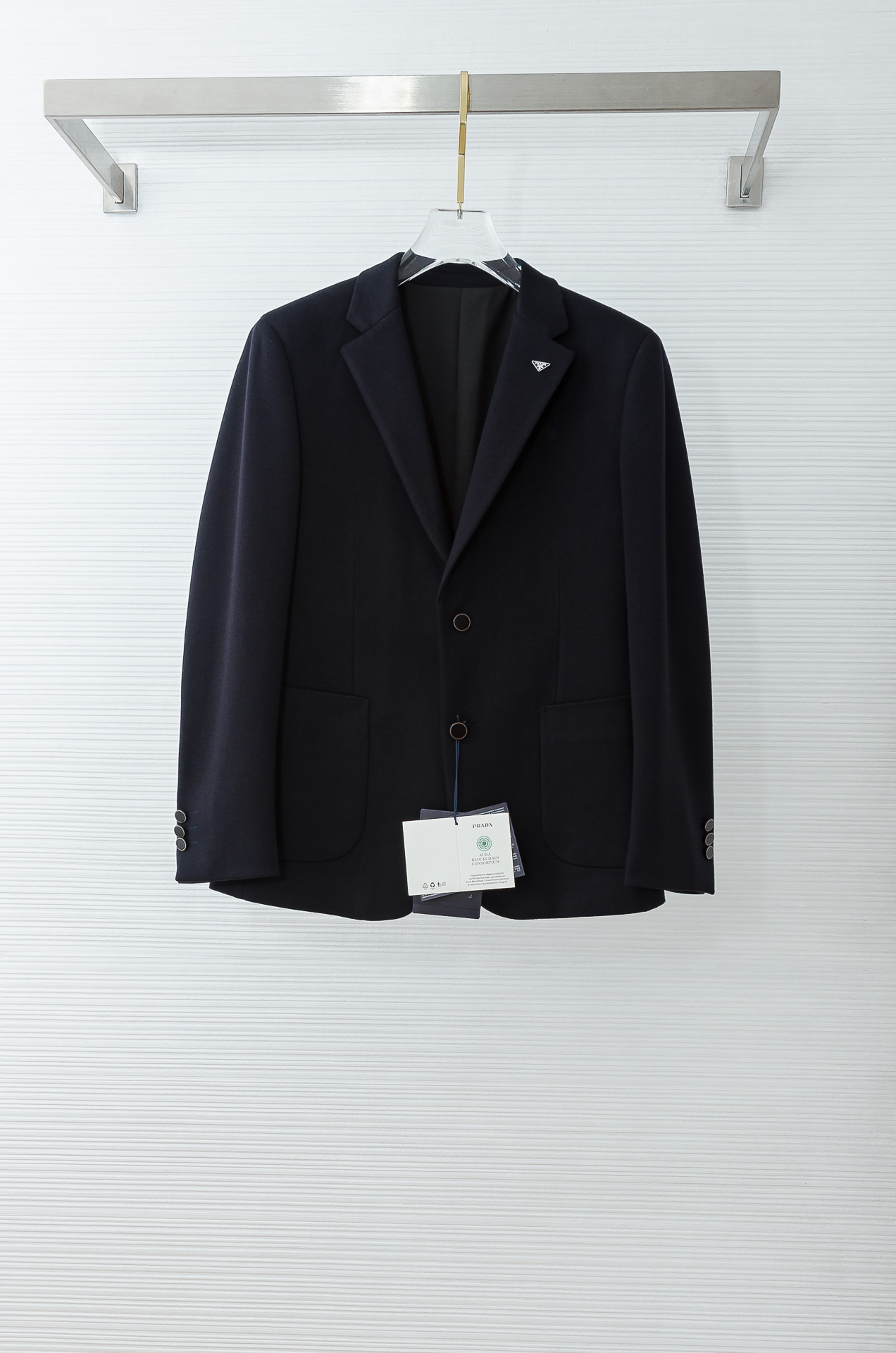 🌾PRADA普拉达2026FW羊毛混纺胸标点缀男士商务休闲西服#舒适有弹力，区别于普通的西装面料，这个是