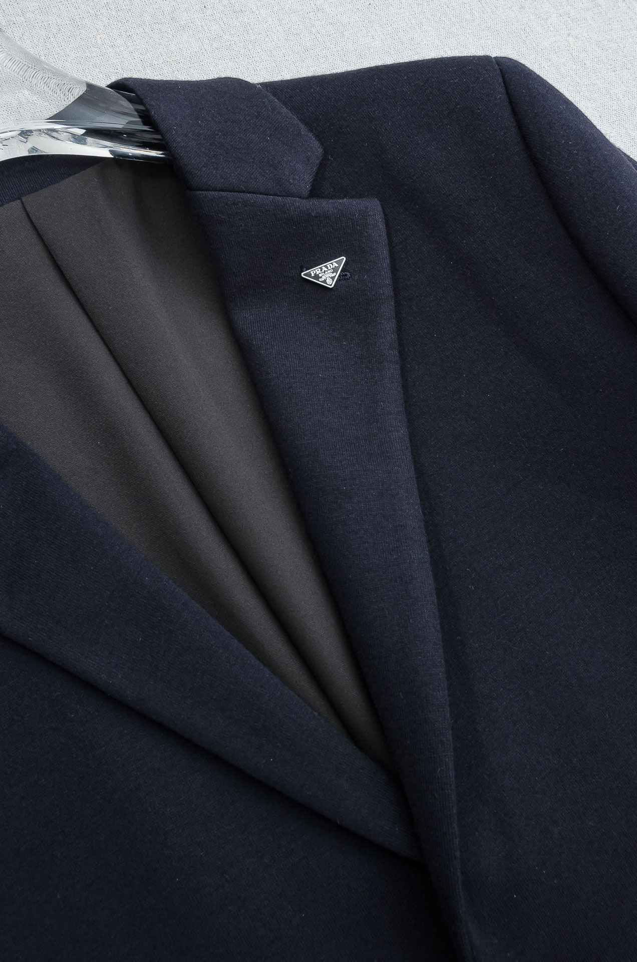 🌾PRADA普拉达2026FW羊毛混纺胸标点缀男士商务休闲西服#舒适有弹力，区别于普通的西装面料，这个是