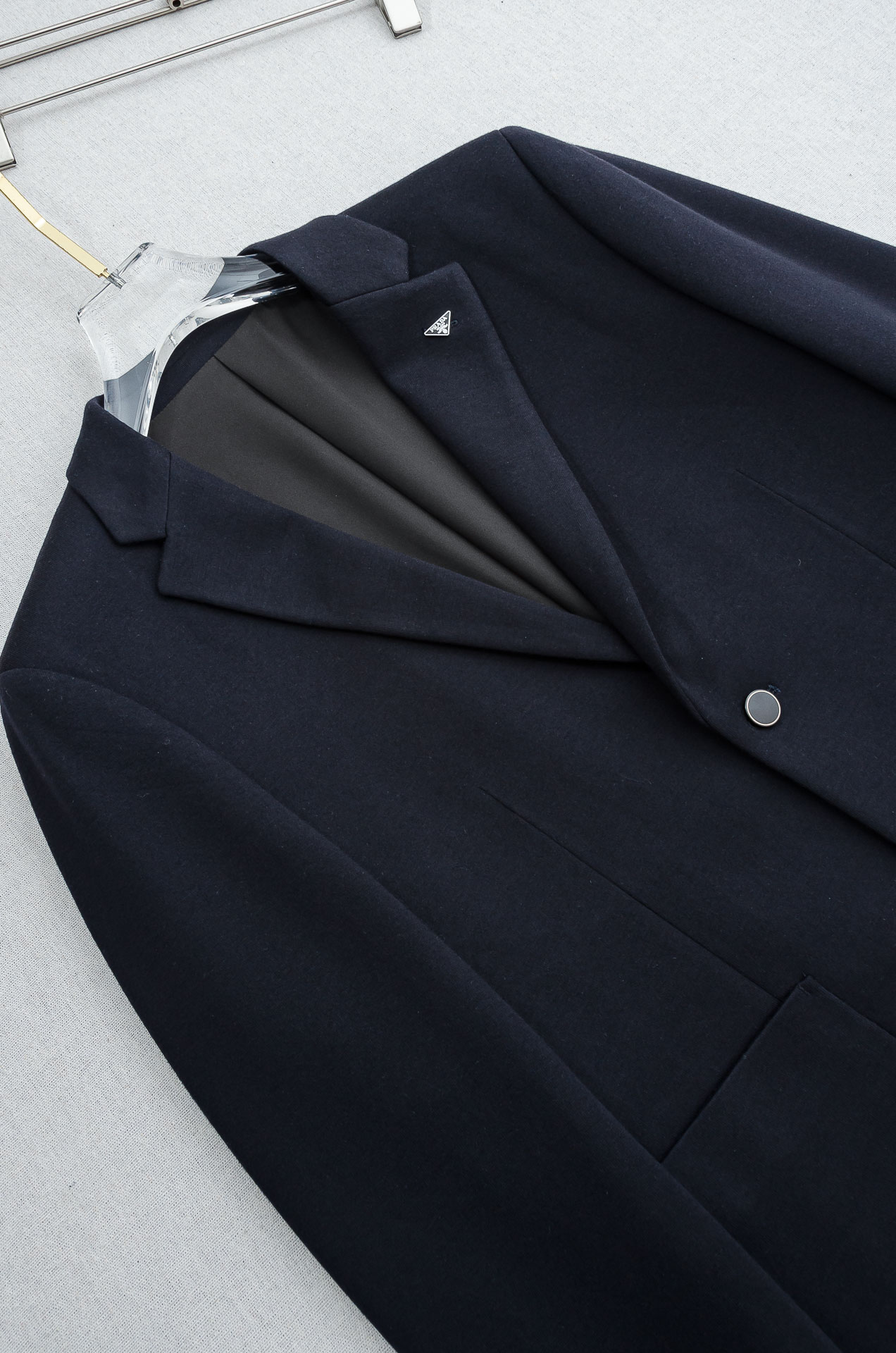 🌾PRADA普拉达2026FW羊毛混纺胸标点缀男士商务休闲西服#舒适有弹力，区别于普通的西装面料，这个是