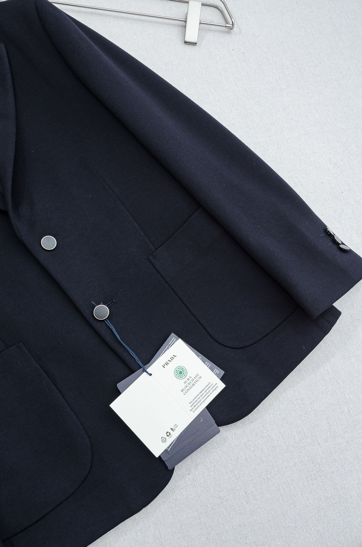 🌾PRADA普拉达2026FW羊毛混纺胸标点缀男士商务休闲西服#舒适有弹力，区别于普通的西装面料，这个是