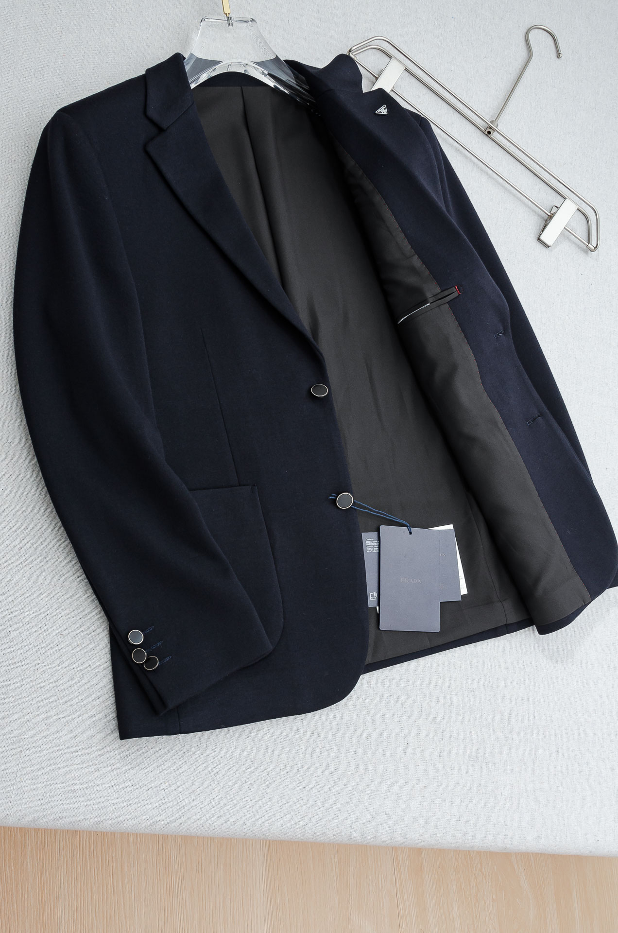 🌾PRADA普拉达2026FW羊毛混纺胸标点缀男士商务休闲西服#舒适有弹力，区别于普通的西装面料，这个是