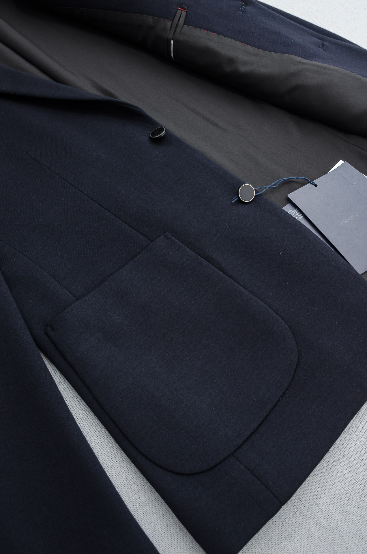 🌾PRADA普拉达2026FW羊毛混纺胸标点缀男士商务休闲西服#舒适有弹力，区别于普通的西装面料，这个是