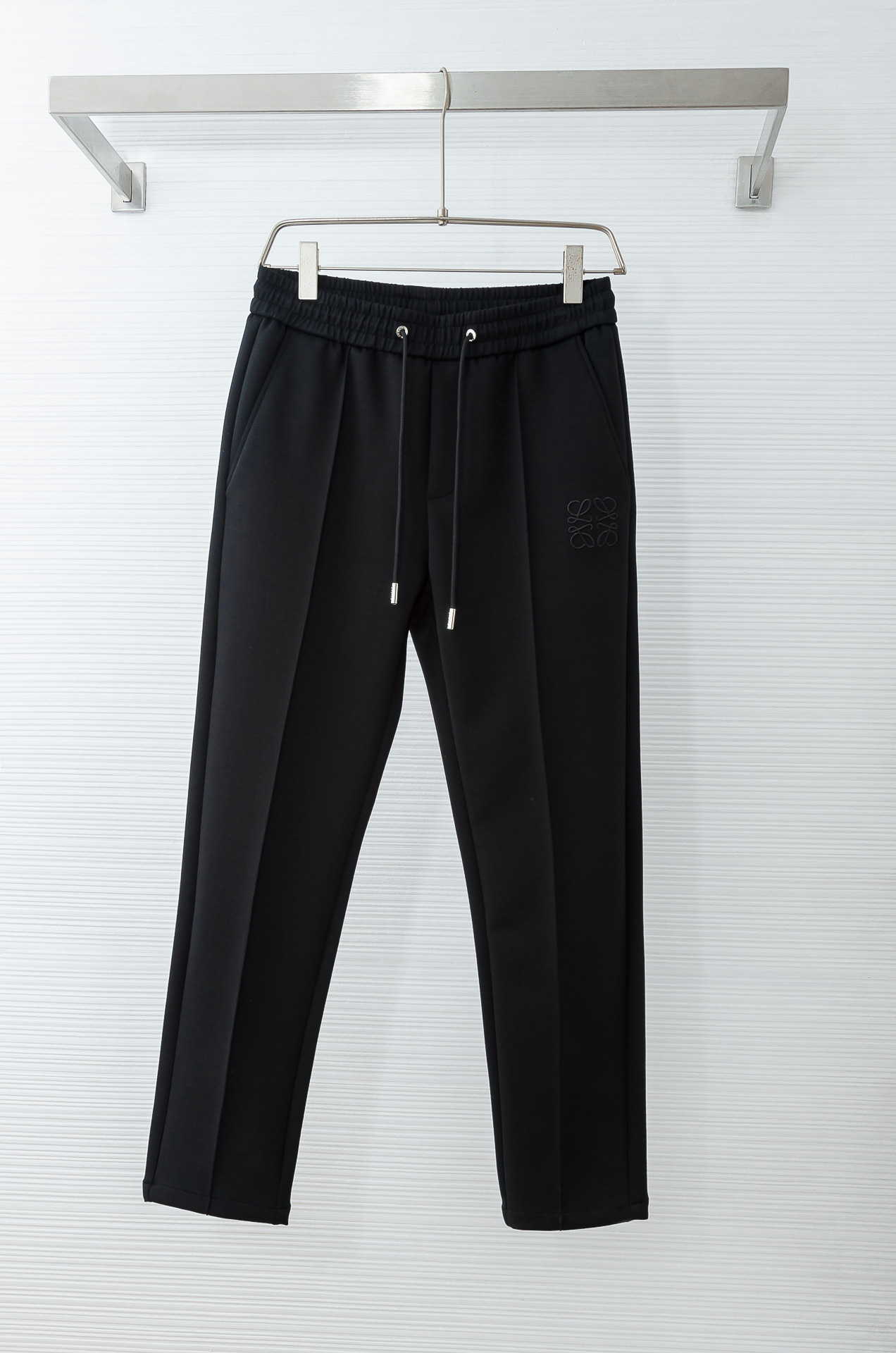 LOE*WE罗意*威26FW精梳棉混纺挺括有型自带筋骨感抗皱性极强四面弹力包容性好弹力松紧腰搭配抽绳设计