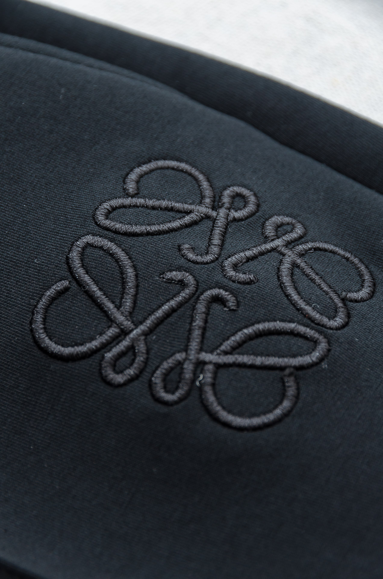 LOE*WE罗意*威26FW精梳棉混纺挺括有型自带筋骨感抗皱性极强四面弹力包容性好弹力松紧腰搭配抽绳设计