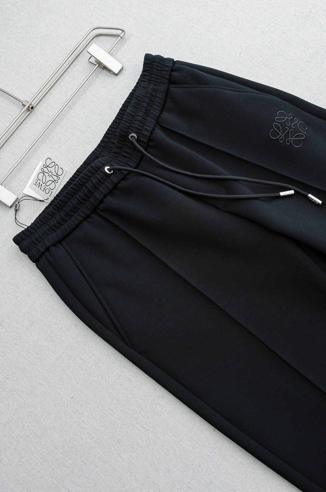 LOE*WE罗意*威26FW精梳棉混纺挺括有型自带筋骨感抗皱性极强四面弹力包容性好弹力松紧腰搭配抽绳设计