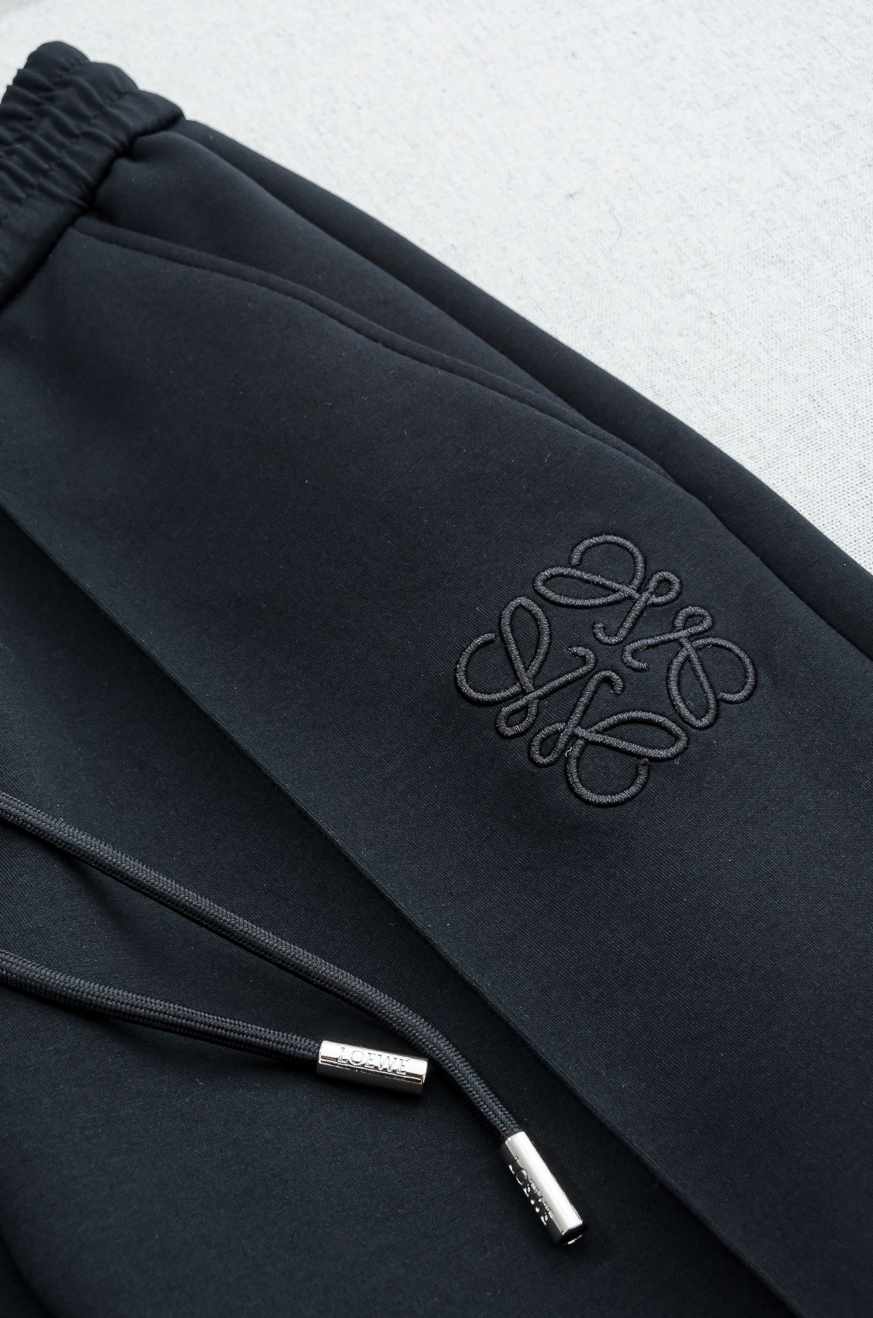 LOE*WE罗意*威26FW精梳棉混纺挺括有型自带筋骨感抗皱性极强四面弹力包容性好弹力松紧腰搭配抽绳设计