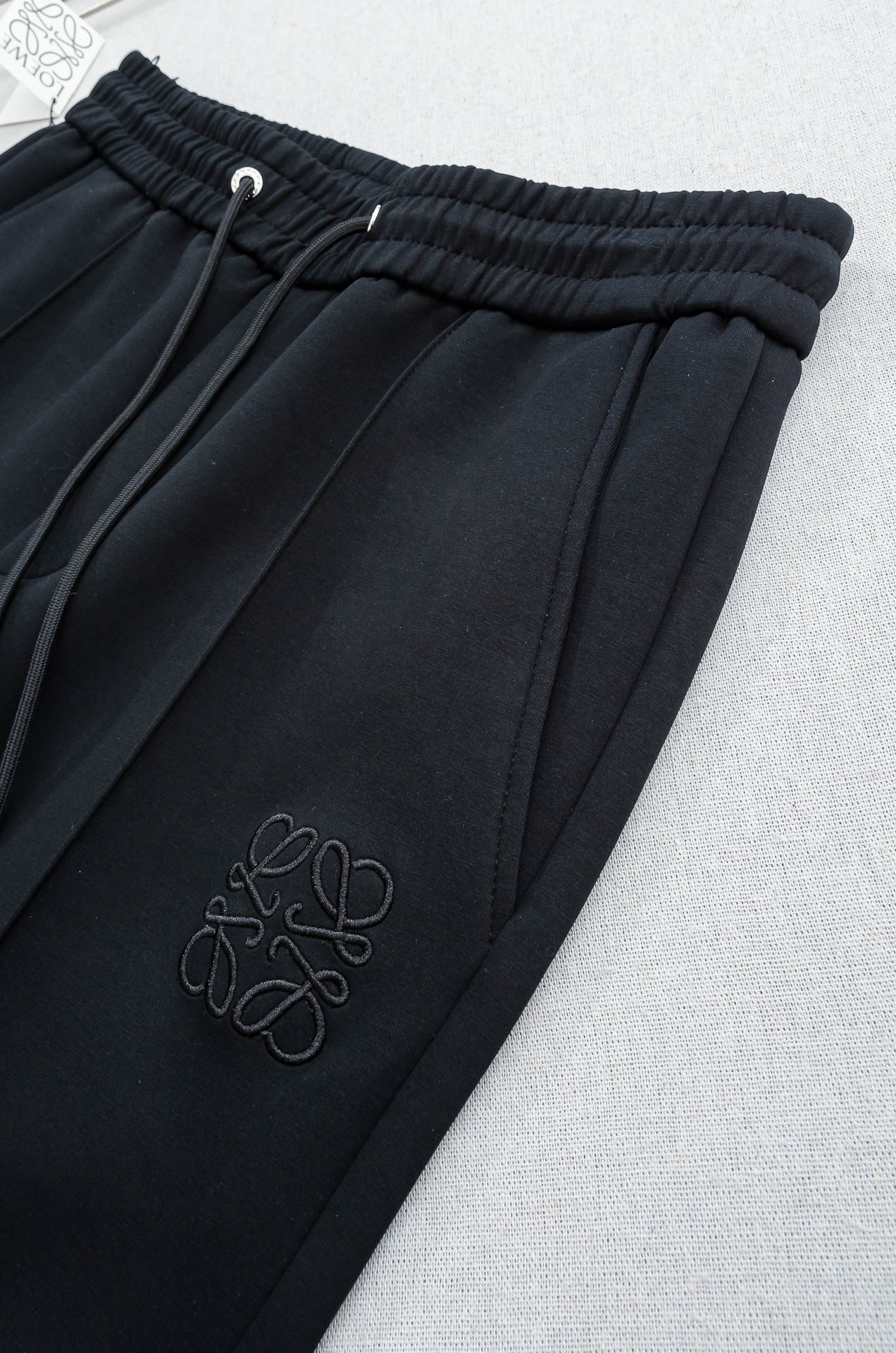 LOE*WE罗意*威26FW精梳棉混纺挺括有型自带筋骨感抗皱性极强四面弹力包容性好弹力松紧腰搭配抽绳设计