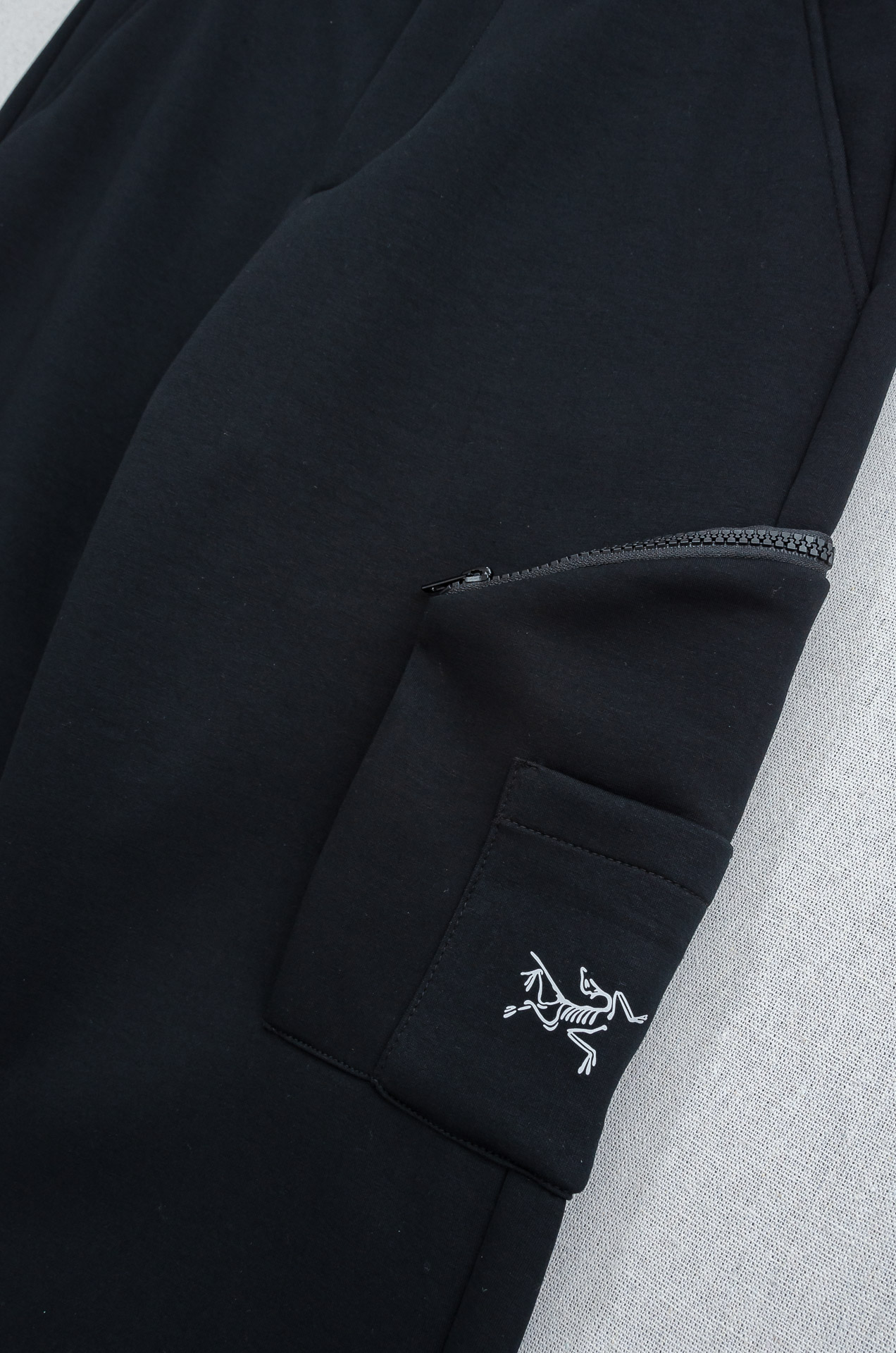 始祖鸟26FW精梳棉混纺挺括有型自带筋骨感抗皱性极强四面弹力包容性好弹力松紧腰搭配抽绳设计立体裁剪上身显