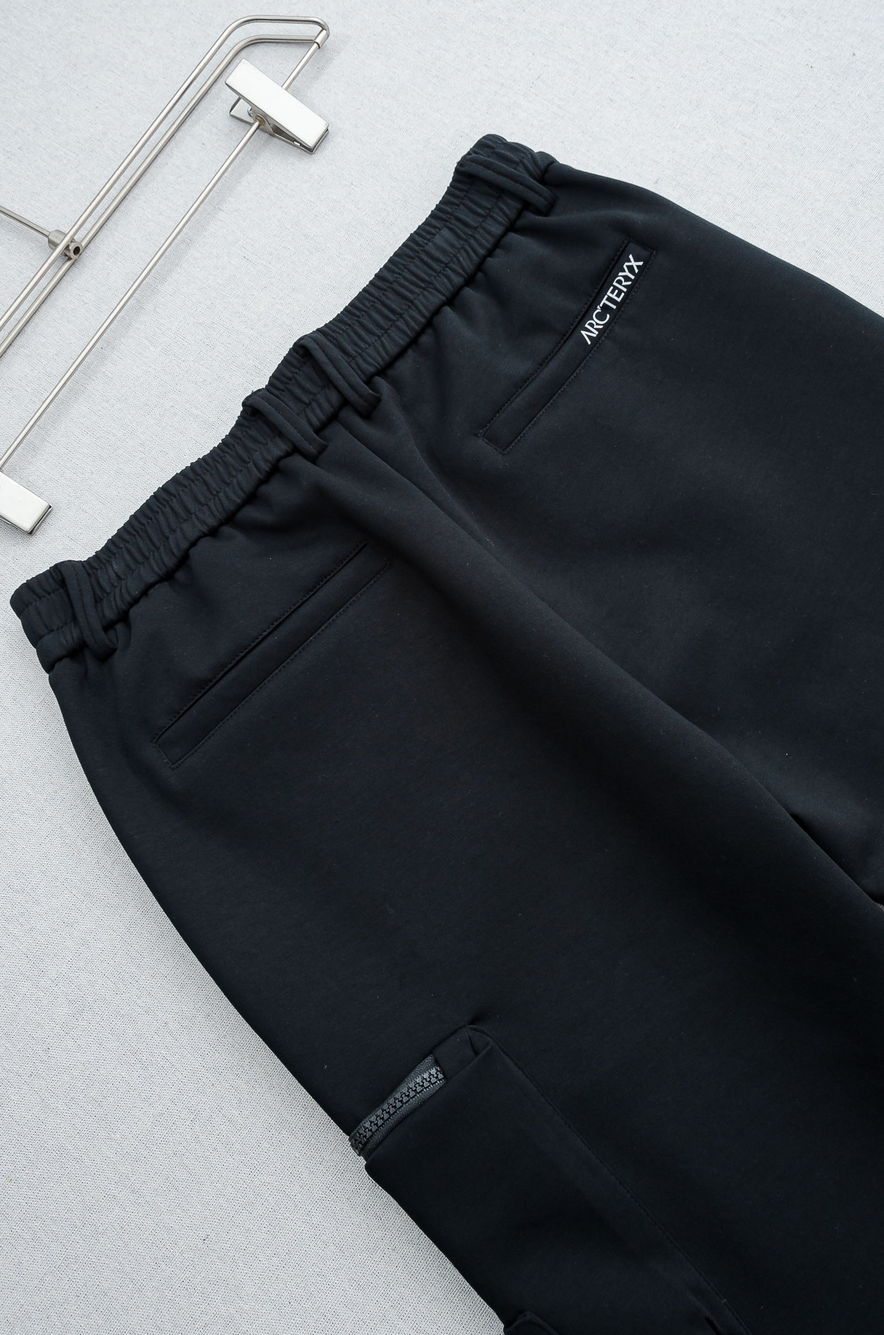 始祖鸟26FW精梳棉混纺挺括有型自带筋骨感抗皱性极强四面弹力包容性好弹力松紧腰搭配抽绳设计立体裁剪上身显