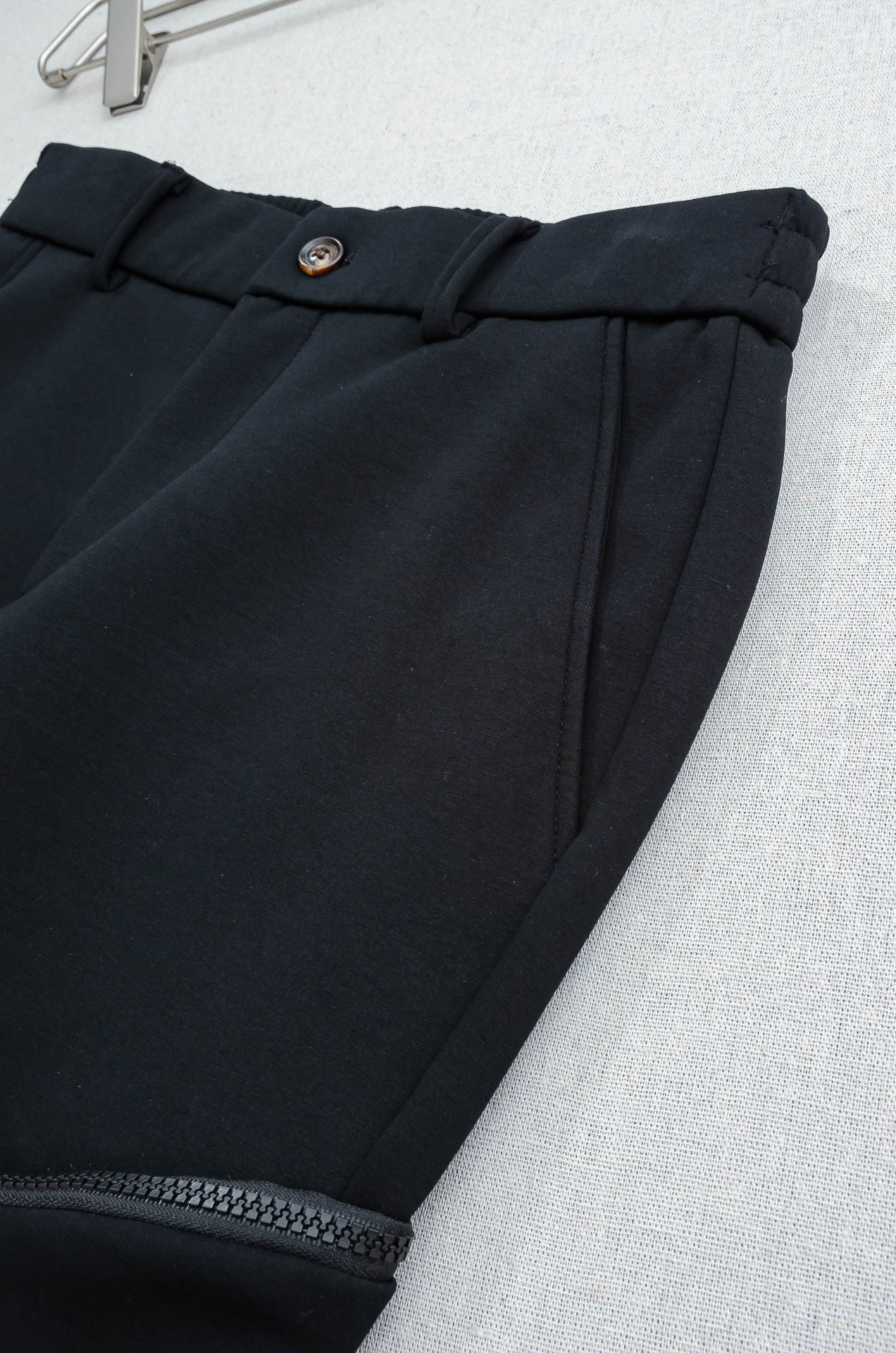 始祖鸟26FW精梳棉混纺挺括有型自带筋骨感抗皱性极强四面弹力包容性好弹力松紧腰搭配抽绳设计立体裁剪上身显