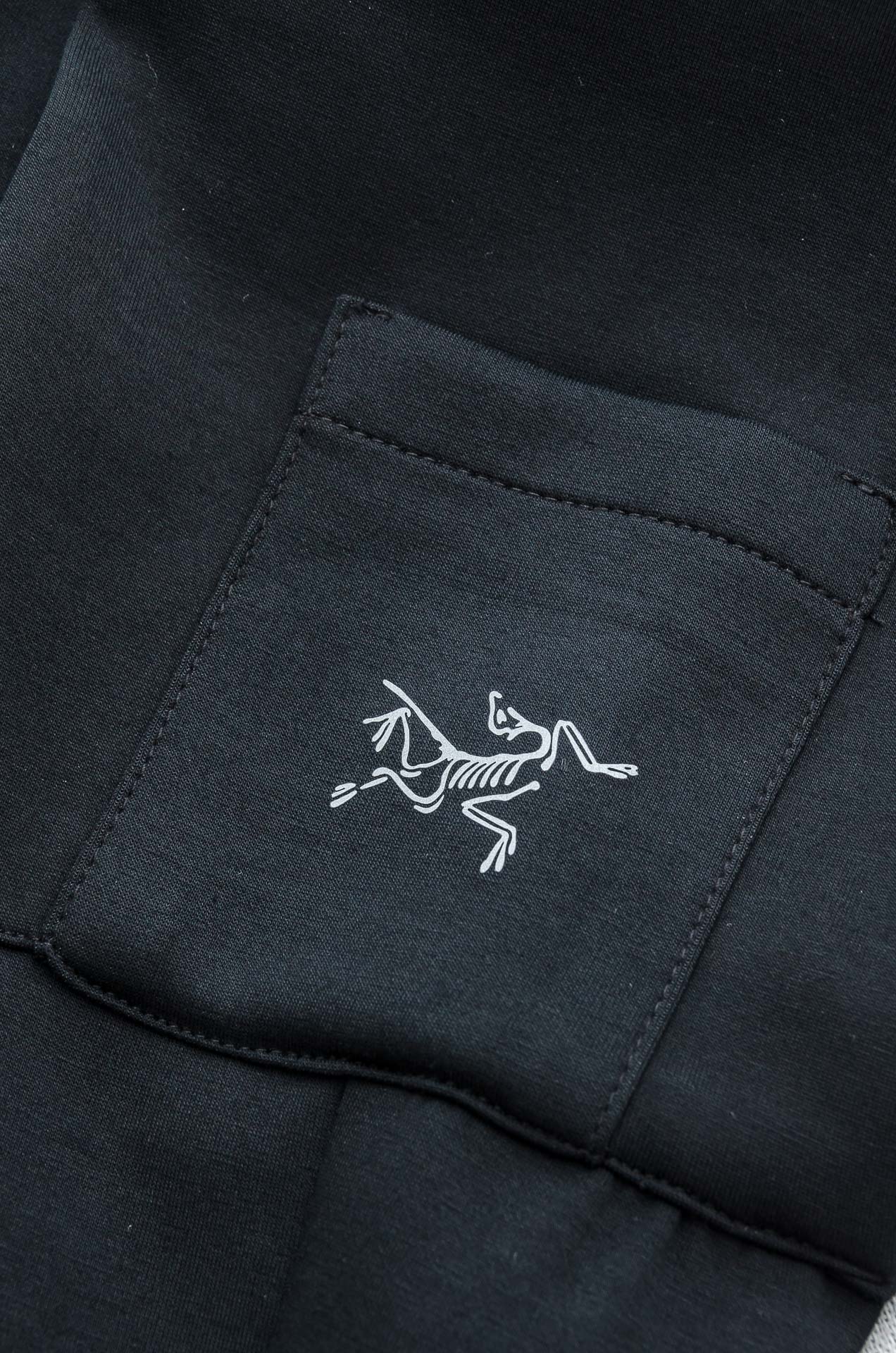 始祖鸟26FW精梳棉混纺挺括有型自带筋骨感抗皱性极强四面弹力包容性好弹力松紧腰搭配抽绳设计立体裁剪上身显