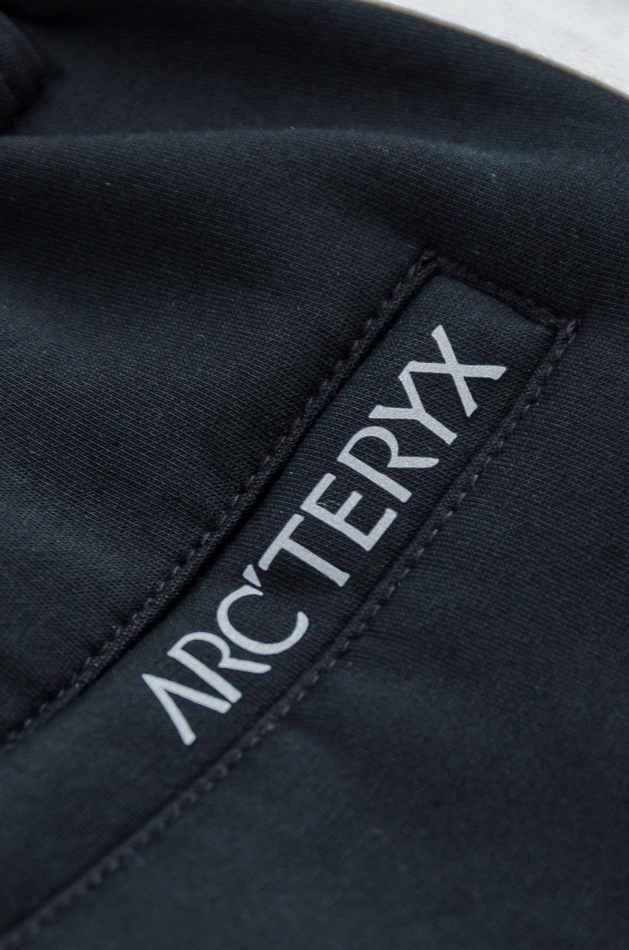 始祖鸟26FW精梳棉混纺挺括有型自带筋骨感抗皱性极强四面弹力包容性好弹力松紧腰搭配抽绳设计立体裁剪上身显