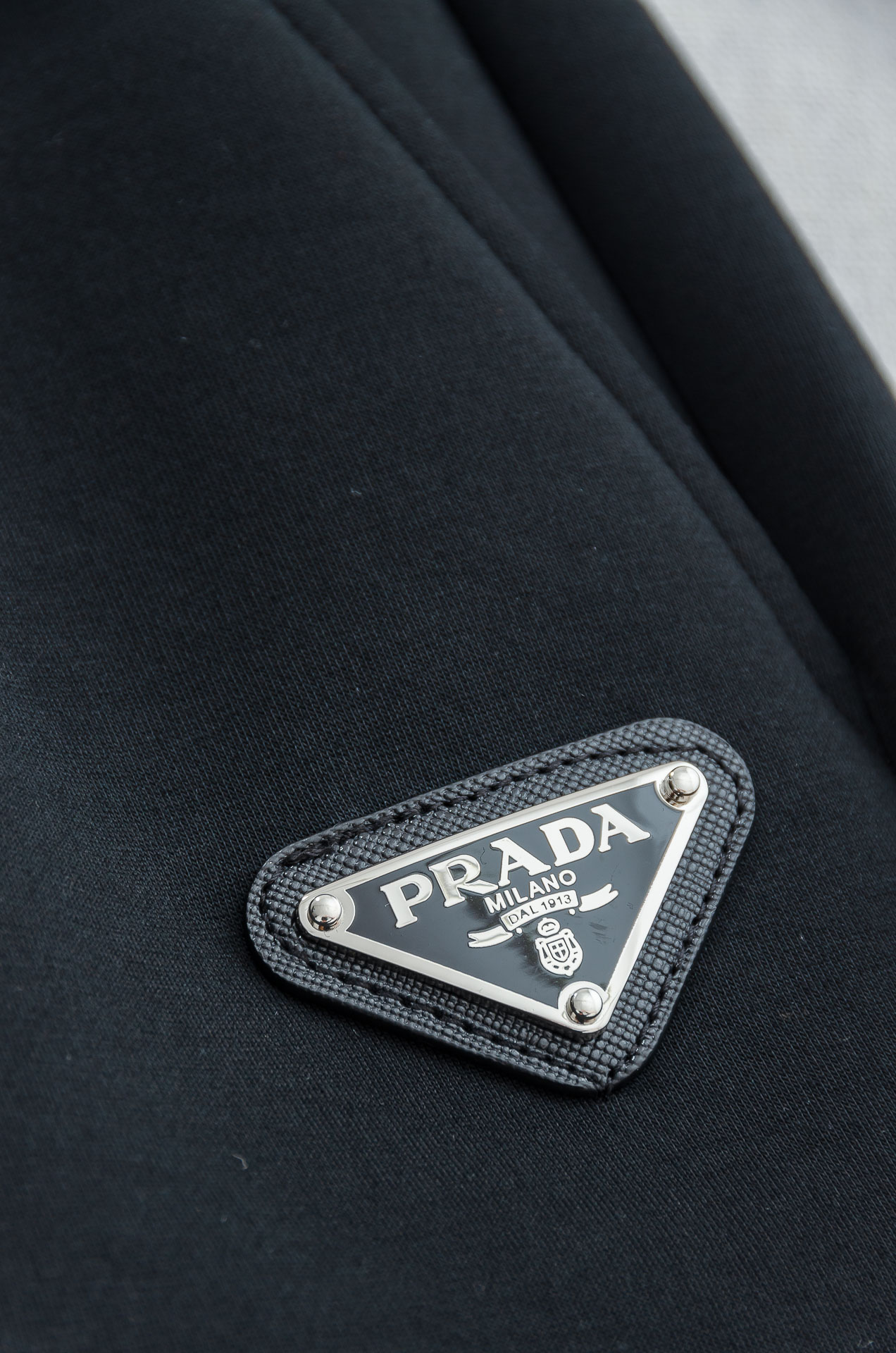 Pra*da普拉*达26FW精梳棉混纺挺括有型自带筋骨感抗皱性极强四面弹力包容性好弹力松紧腰搭配抽绳设计