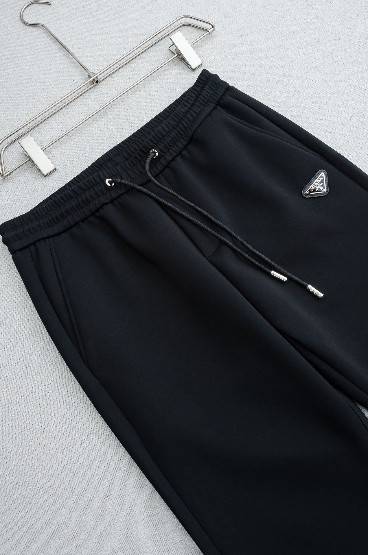 Pra*da普拉*达26FW精梳棉混纺挺括有型自带筋骨感抗皱性极强四面弹力包容性好弹力松紧腰搭配抽绳设计