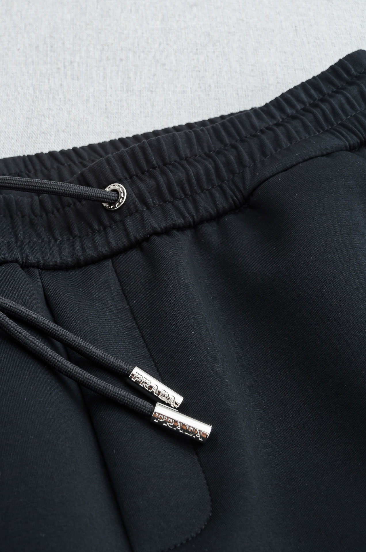 Pra*da普拉*达26FW精梳棉混纺挺括有型自带筋骨感抗皱性极强四面弹力包容性好弹力松紧腰搭配抽绳设计