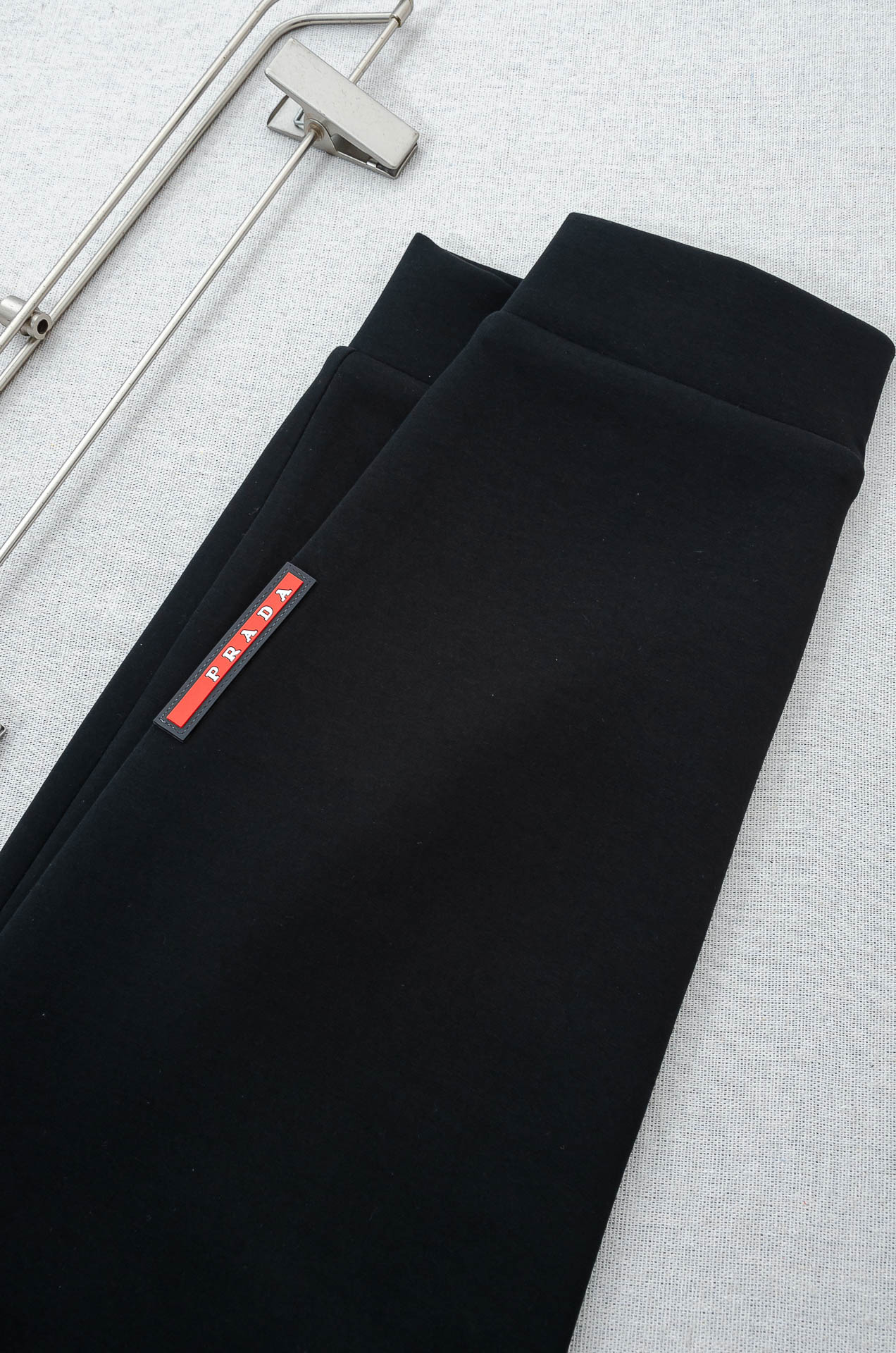 Pra*da普拉*达26FW精梳棉混纺挺括有型自带筋骨感抗皱性极强四面弹力包容性好弹力松紧腰搭配抽绳设计