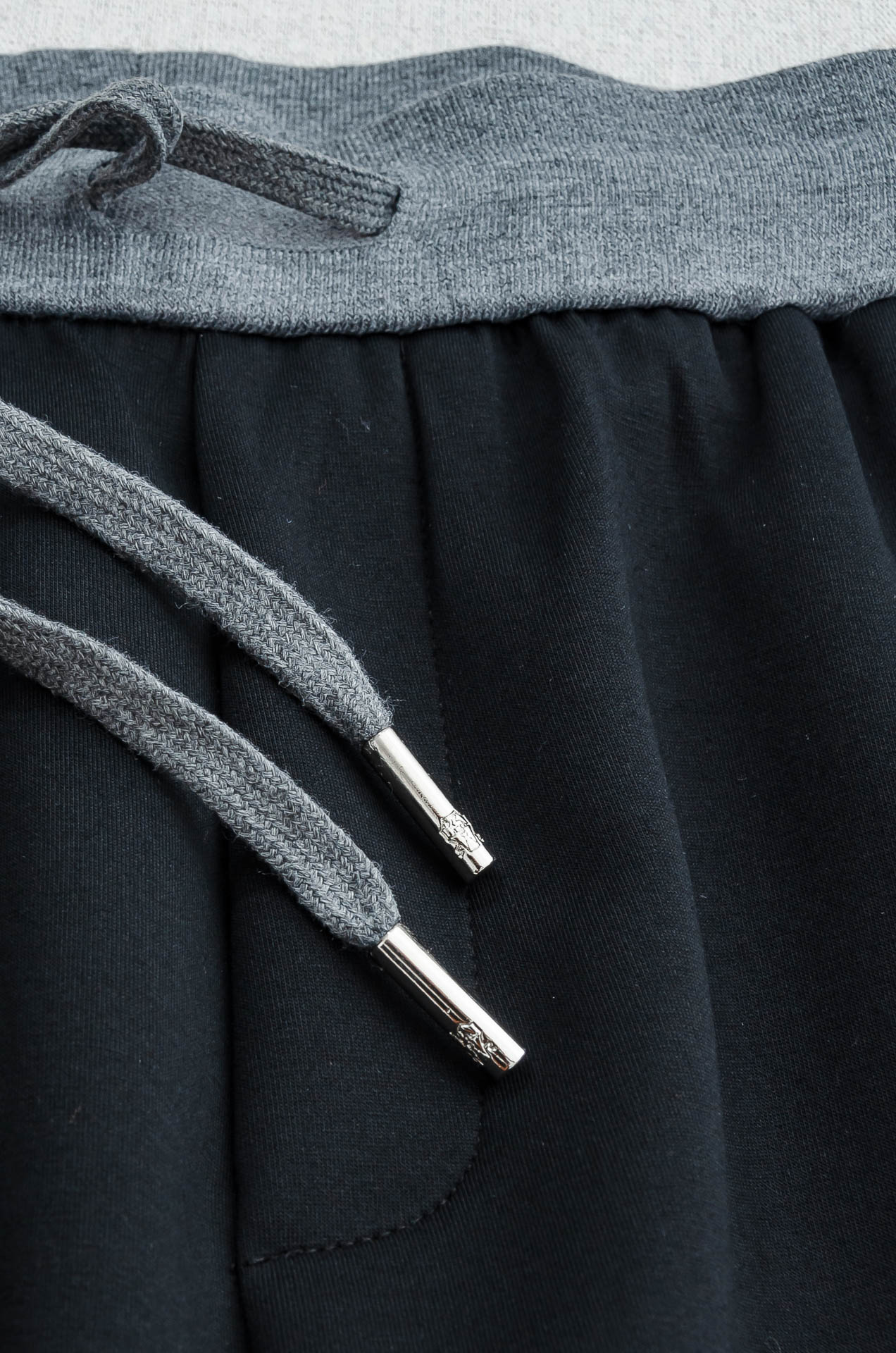 BC 26FW精梳棉混纺挺括有型自带筋骨感抗皱性极强四面弹力包容性好弹力松紧腰搭配抽绳设计立体裁剪上身显