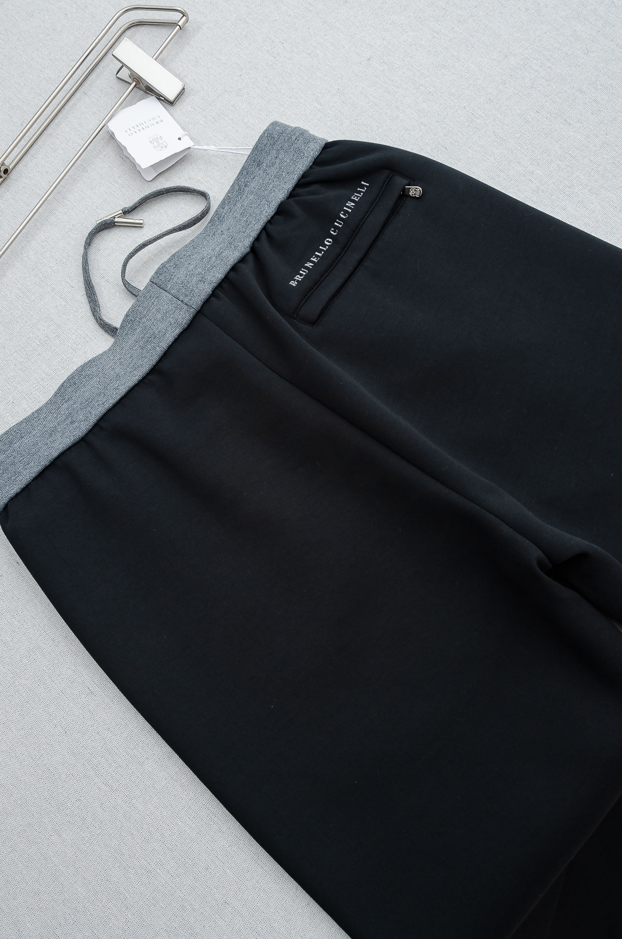 BC 26FW精梳棉混纺挺括有型自带筋骨感抗皱性极强四面弹力包容性好弹力松紧腰搭配抽绳设计立体裁剪上身显