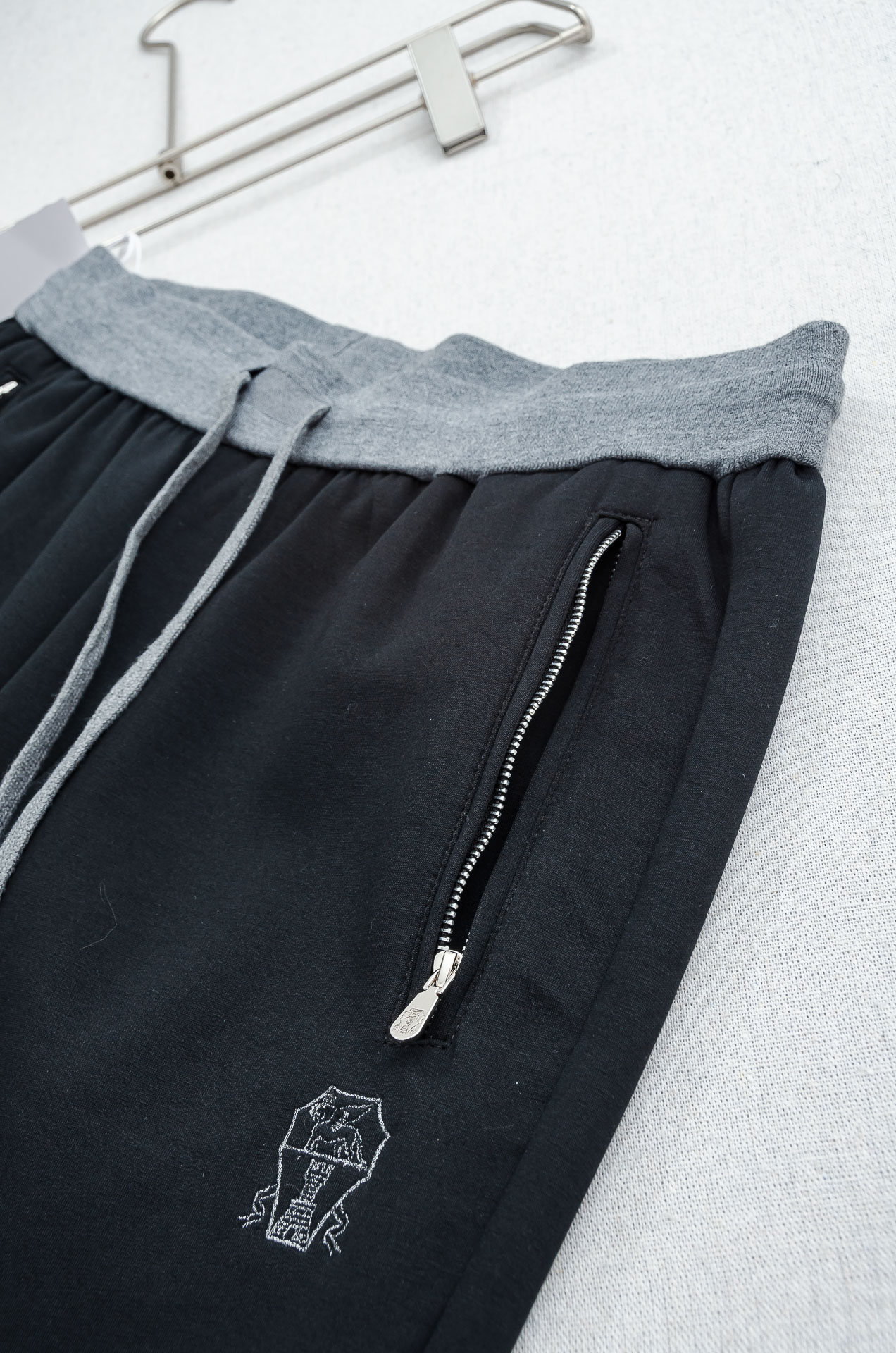 BC 26FW精梳棉混纺挺括有型自带筋骨感抗皱性极强四面弹力包容性好弹力松紧腰搭配抽绳设计立体裁剪上身显