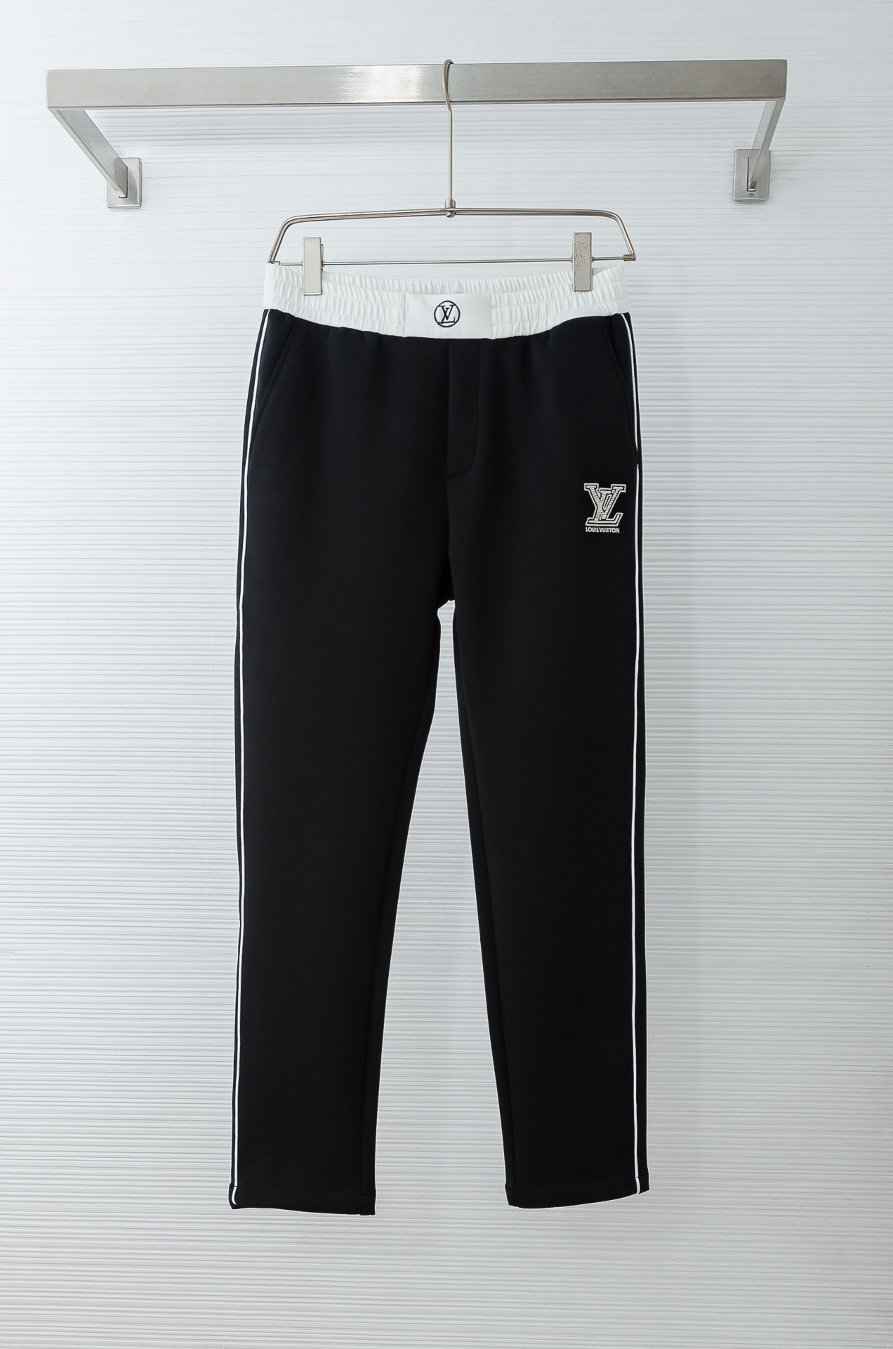 LV 26FW精梳棉混纺挺括有型自带筋骨感抗皱性极强四面弹力包容性好弹力松紧腰搭配抽绳设计立体裁剪上身显