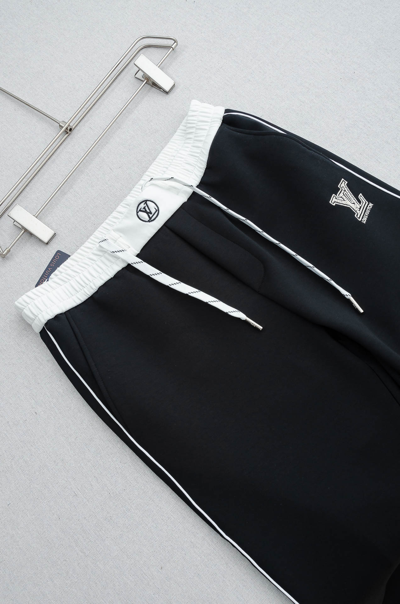 LV 26FW精梳棉混纺挺括有型自带筋骨感抗皱性极强四面弹力包容性好弹力松紧腰搭配抽绳设计立体裁剪上身显