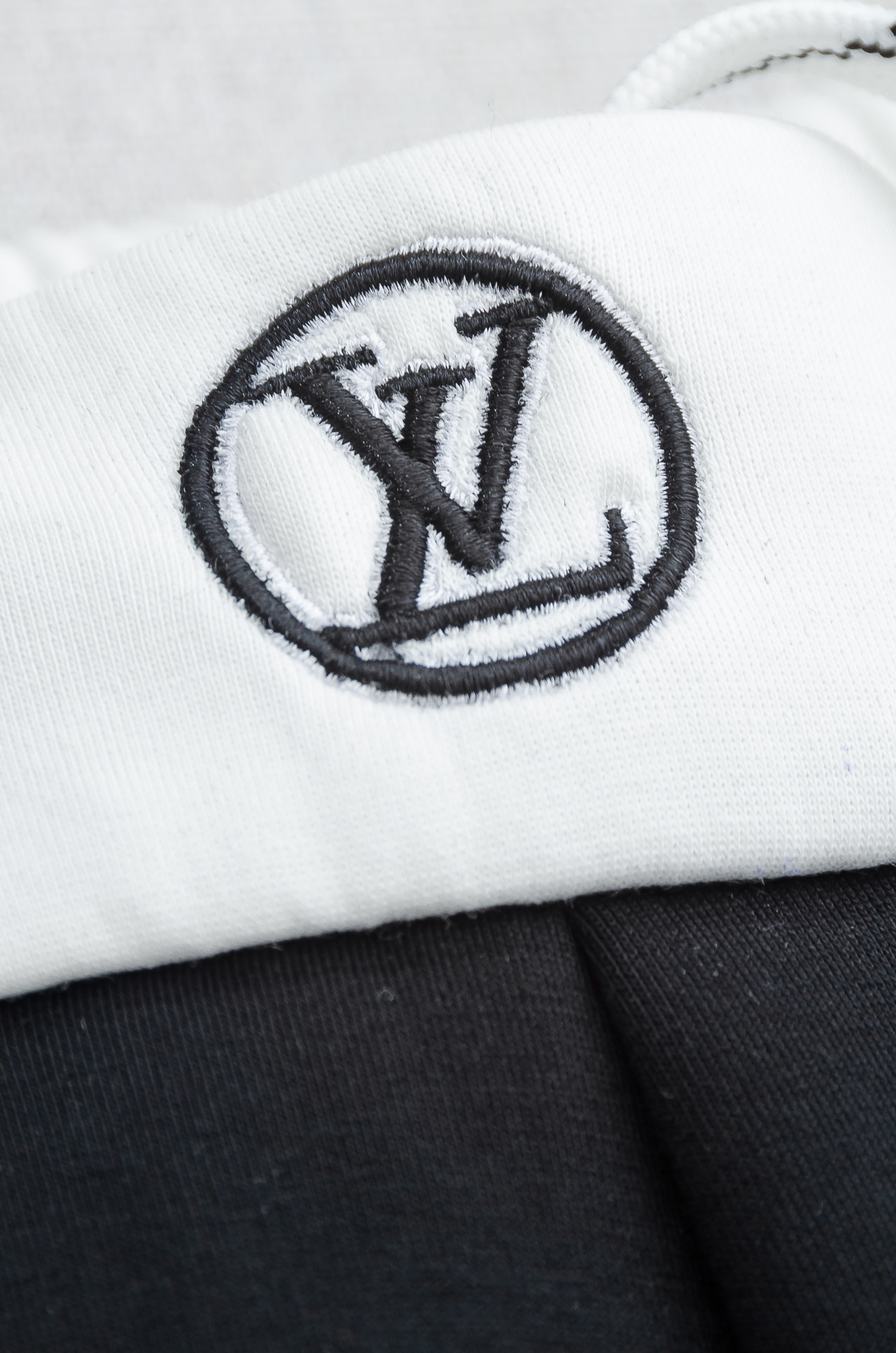 LV 26FW精梳棉混纺挺括有型自带筋骨感抗皱性极强四面弹力包容性好弹力松紧腰搭配抽绳设计立体裁剪上身显