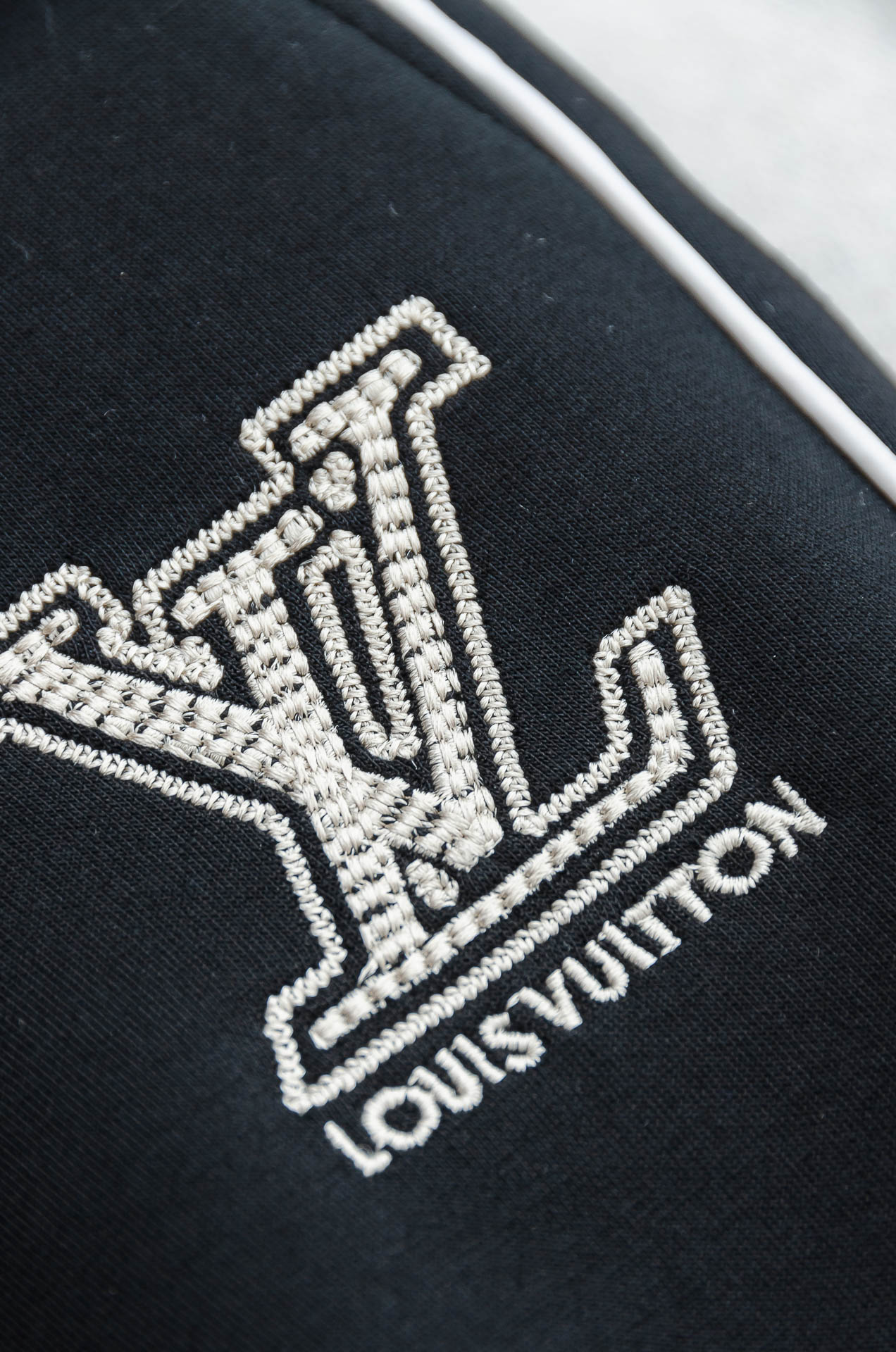 LV 26FW精梳棉混纺挺括有型自带筋骨感抗皱性极强四面弹力包容性好弹力松紧腰搭配抽绳设计立体裁剪上身显