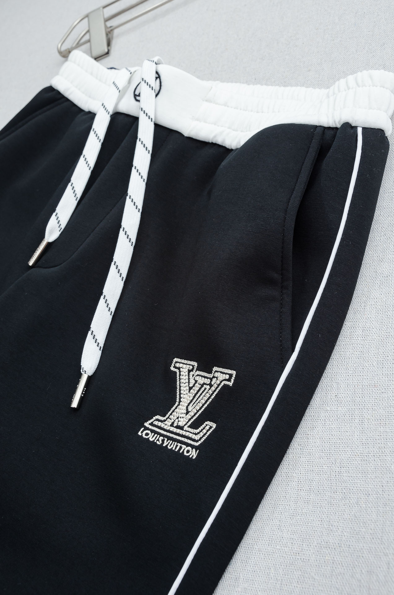 LV 26FW精梳棉混纺挺括有型自带筋骨感抗皱性极强四面弹力包容性好弹力松紧腰搭配抽绳设计立体裁剪上身显