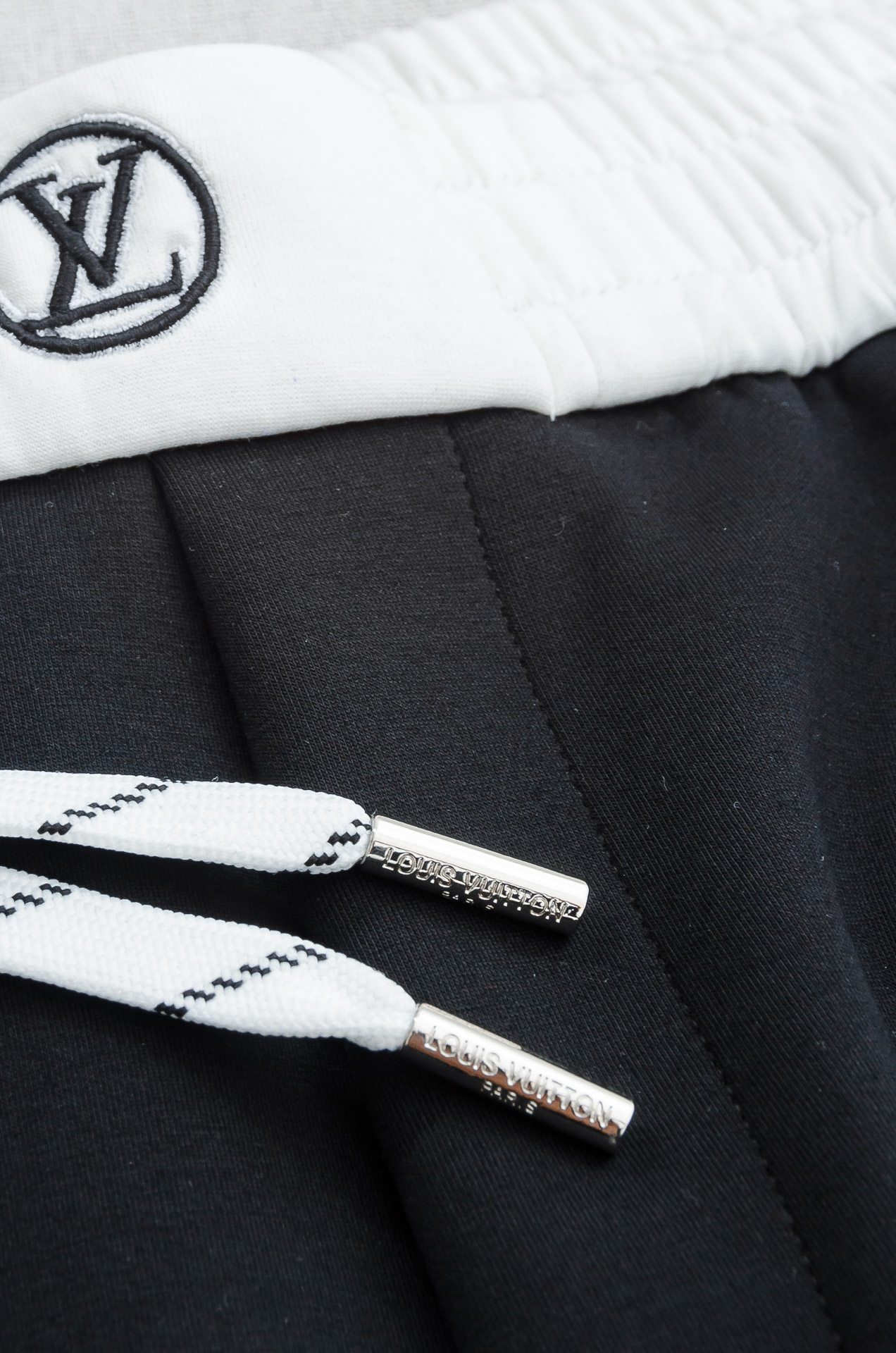 LV 26FW精梳棉混纺挺括有型自带筋骨感抗皱性极强四面弹力包容性好弹力松紧腰搭配抽绳设计立体裁剪上身显