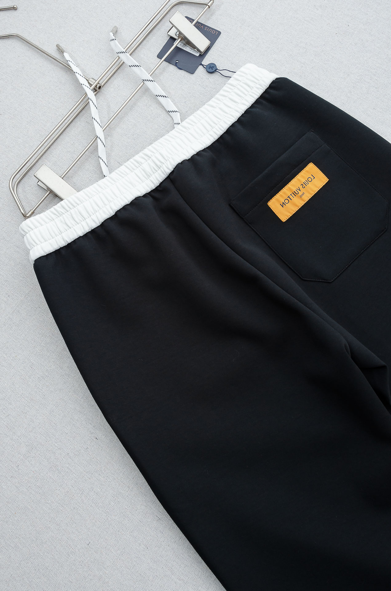 LV 26FW精梳棉混纺挺括有型自带筋骨感抗皱性极强四面弹力包容性好弹力松紧腰搭配抽绳设计立体裁剪上身显