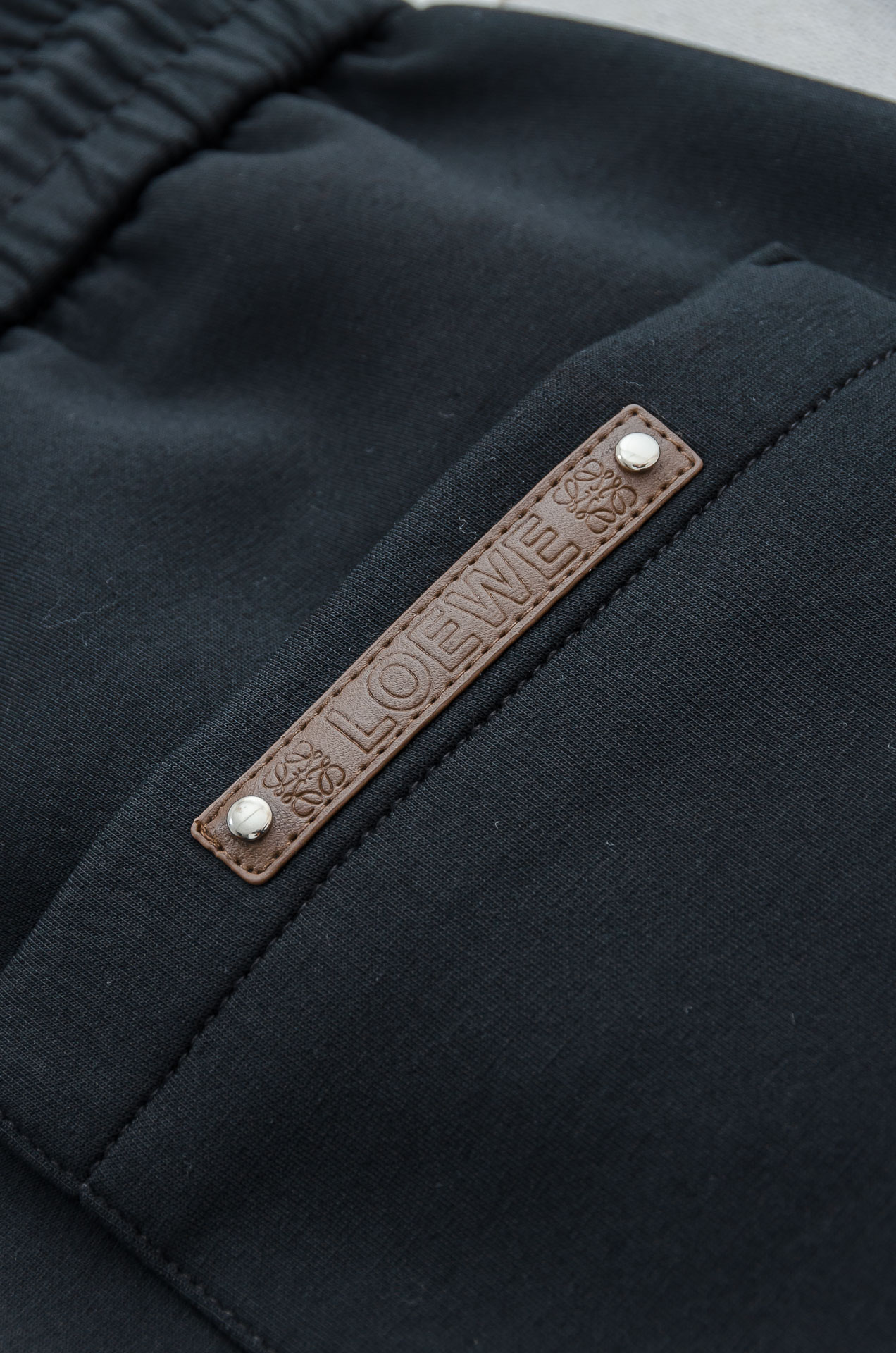 LOE*WE罗意*威26FW精梳棉混纺挺括有型自带筋骨感抗皱性极强四面弹力包容性好弹力松紧腰搭配抽绳设计