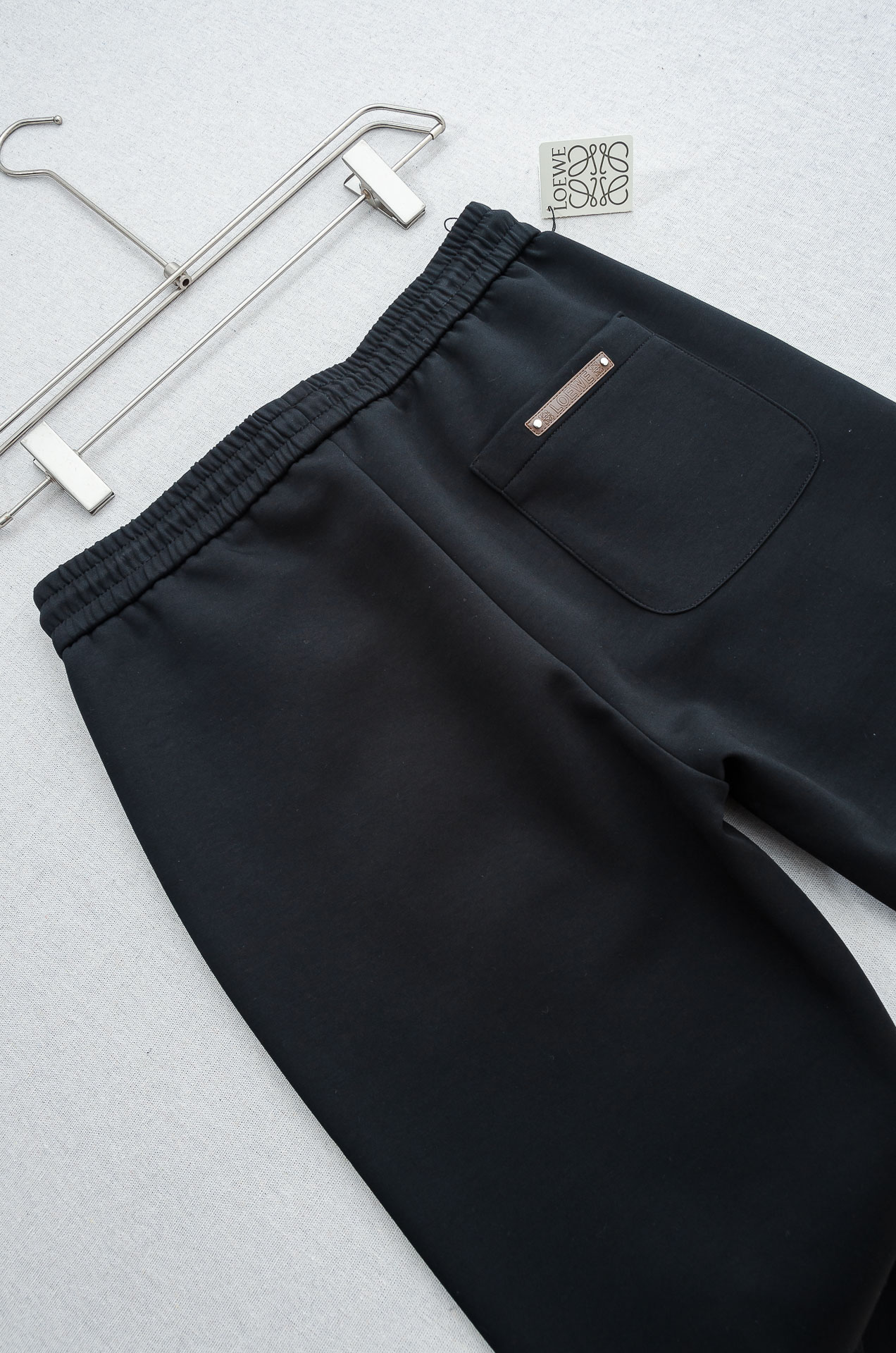 LOE*WE罗意*威26FW精梳棉混纺挺括有型自带筋骨感抗皱性极强四面弹力包容性好弹力松紧腰搭配抽绳设计