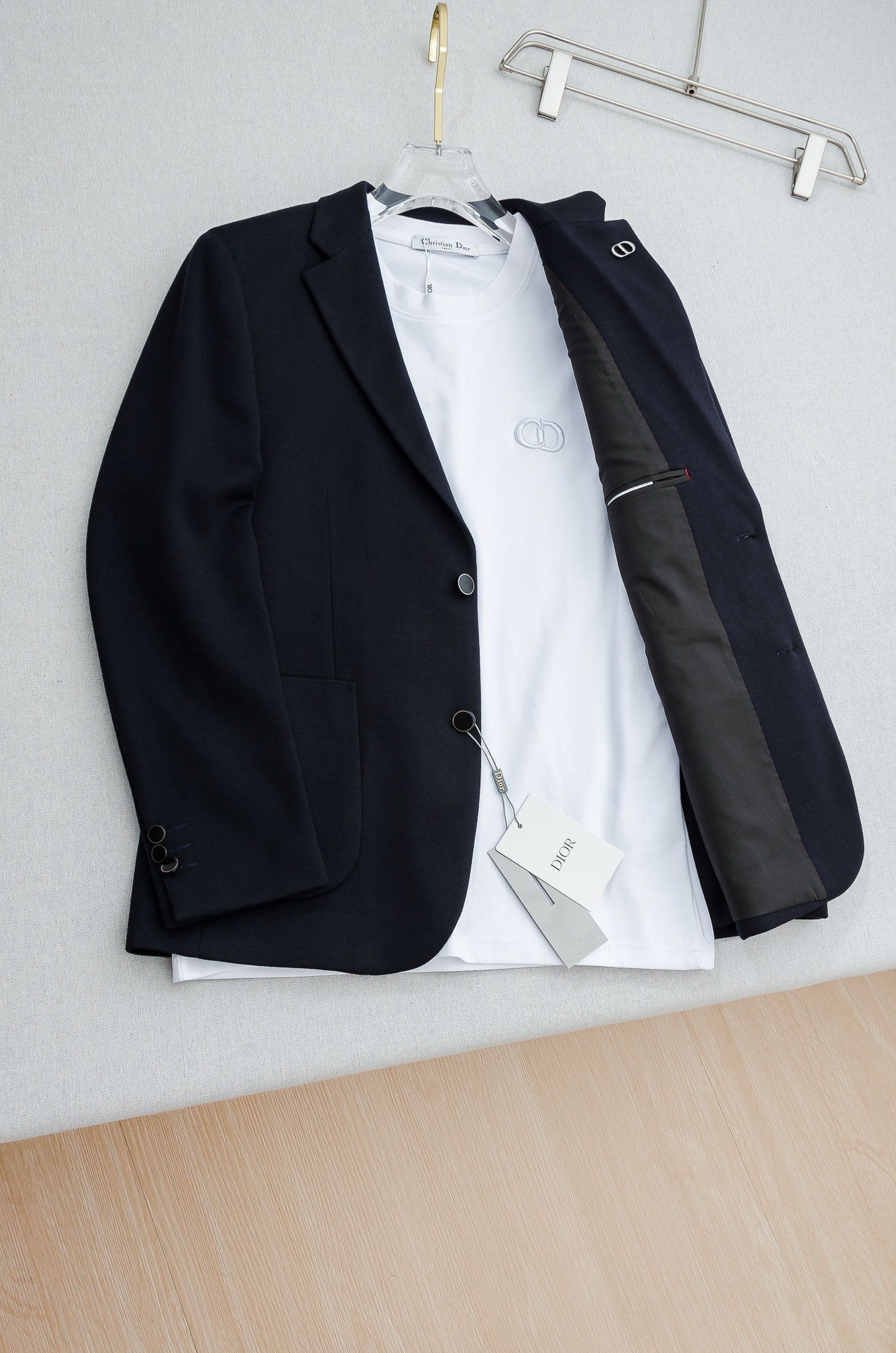 Dior迪奥 2026FW羊毛混纺胸标点缀男士商务休闲西服#舒适有弹力，区别于普通的西装面料，这个是含羊