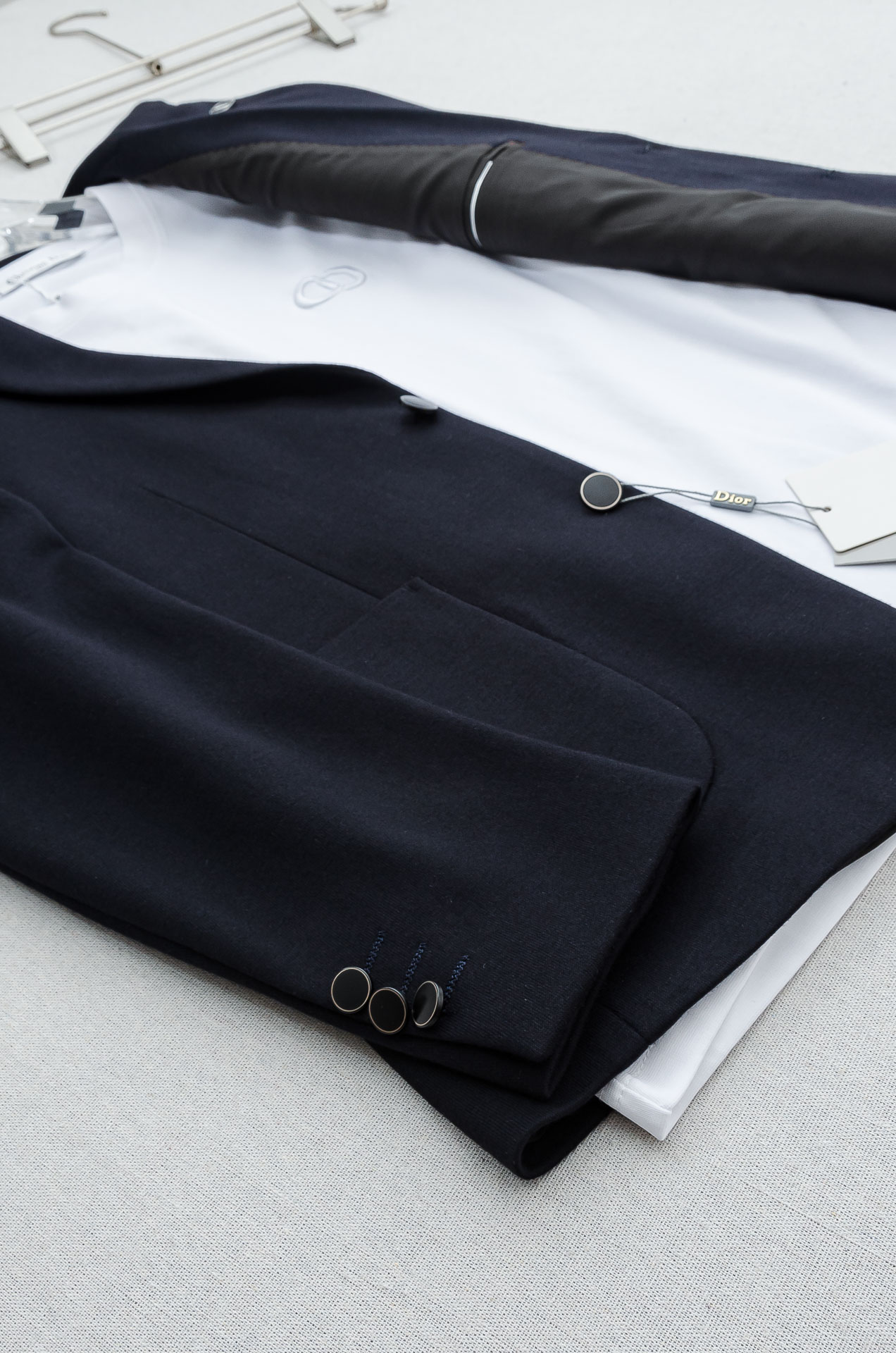 Dior迪奥 2026FW羊毛混纺胸标点缀男士商务休闲西服#舒适有弹力，区别于普通的西装面料，这个是含羊