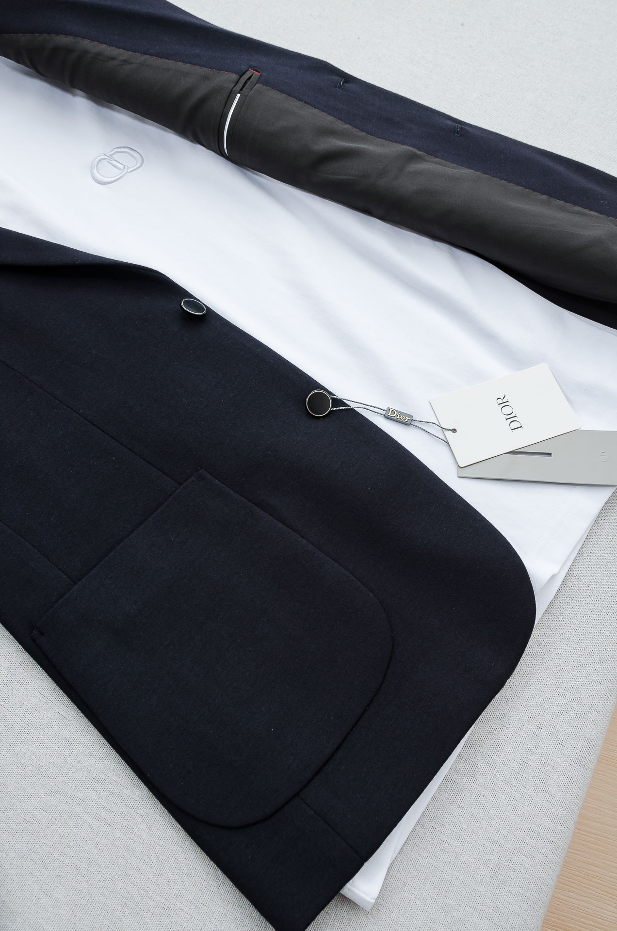 Dior迪奥 2026FW羊毛混纺胸标点缀男士商务休闲西服#舒适有弹力，区别于普通的西装面料，这个是含羊