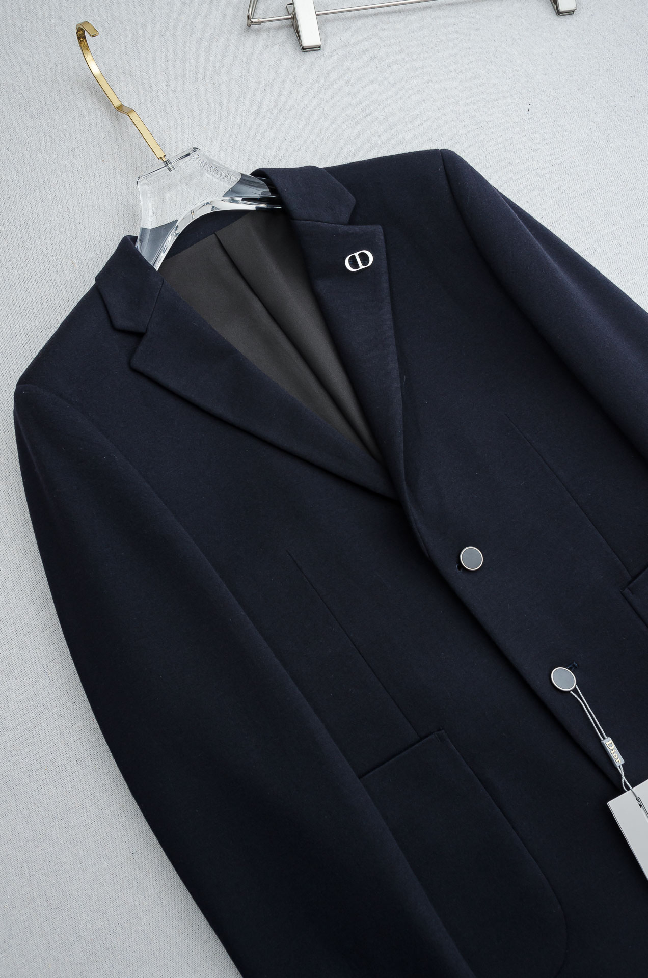 Dior迪奥 2026FW羊毛混纺胸标点缀男士商务休闲西服#舒适有弹力，区别于普通的西装面料，这个是含羊