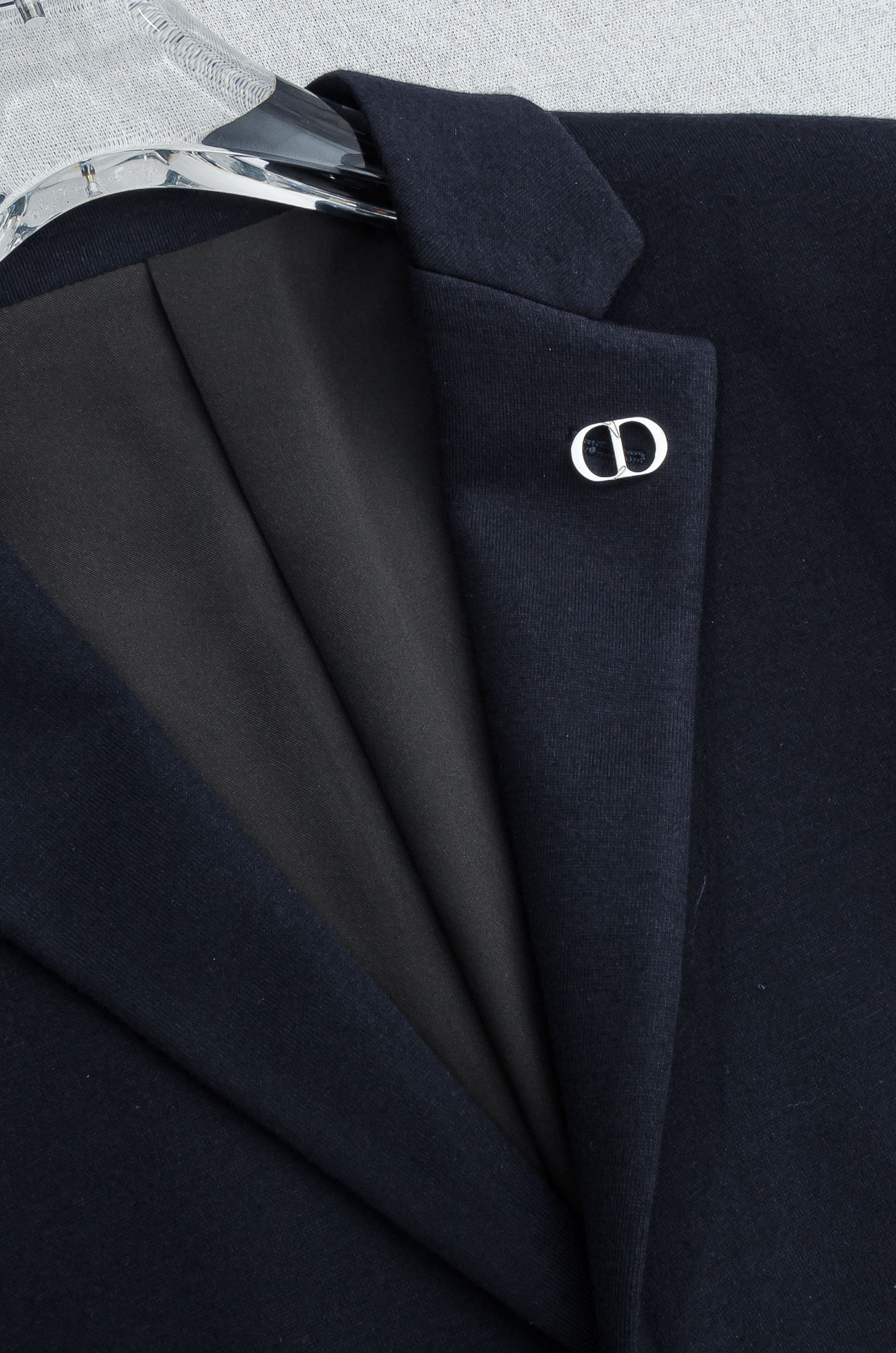 Dior迪奥 2026FW羊毛混纺胸标点缀男士商务休闲西服#舒适有弹力，区别于普通的西装面料，这个是含羊