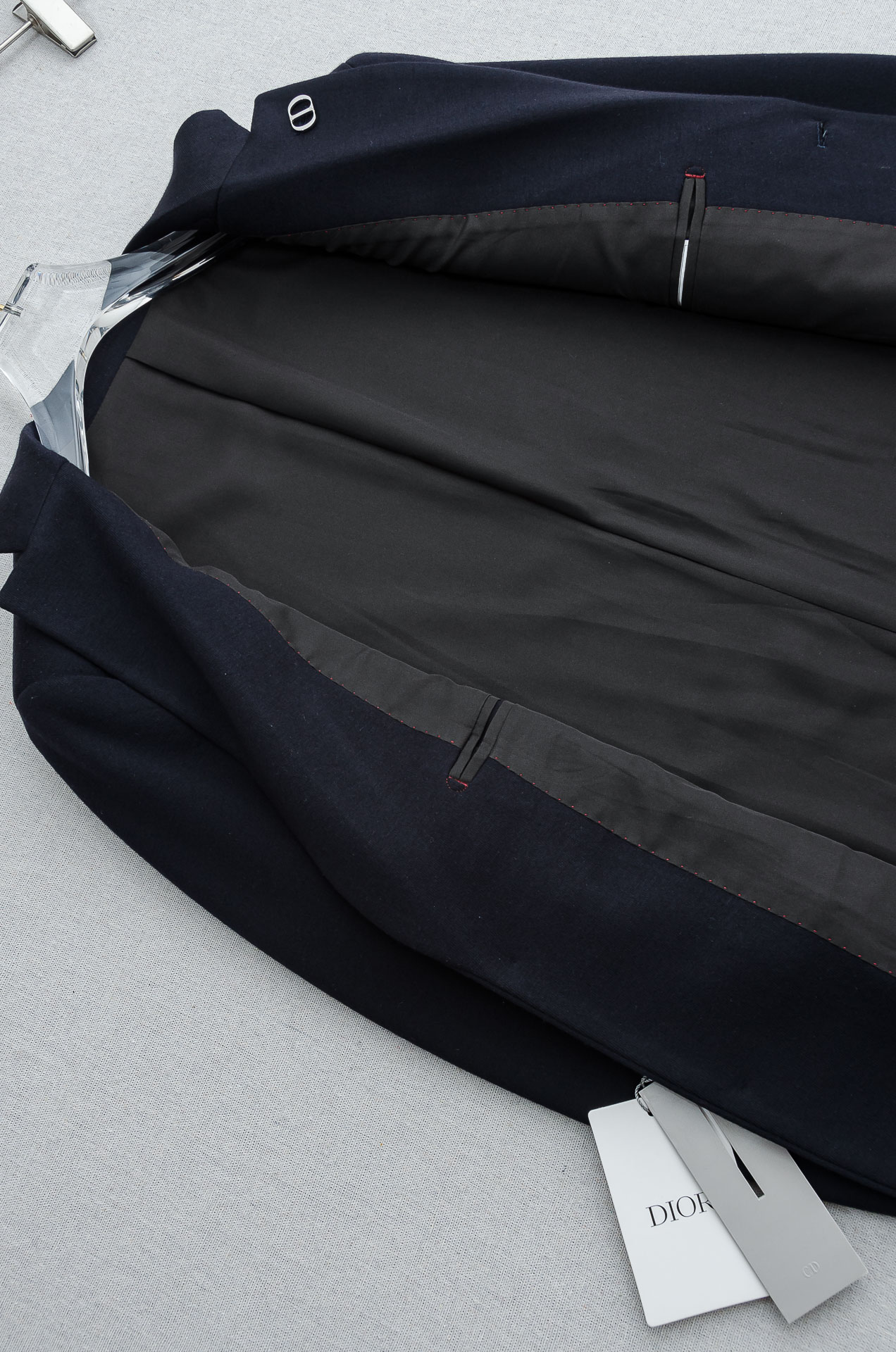 Dior迪奥 2026FW羊毛混纺胸标点缀男士商务休闲西服#舒适有弹力，区别于普通的西装面料，这个是含羊