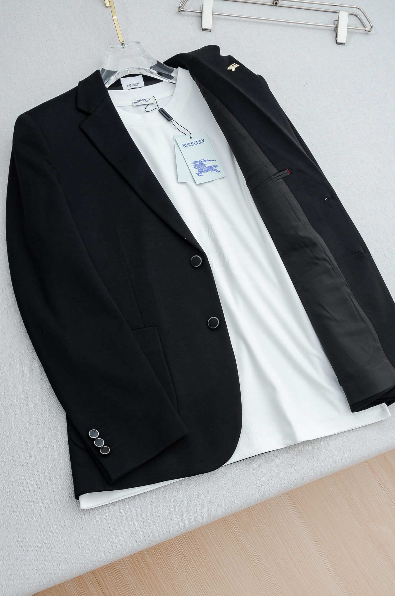 Burberry巴宝莉2026FW羊毛混纺胸标点缀男士商务休闲西服#舒适有弹力，区别于普通的西装面料，这