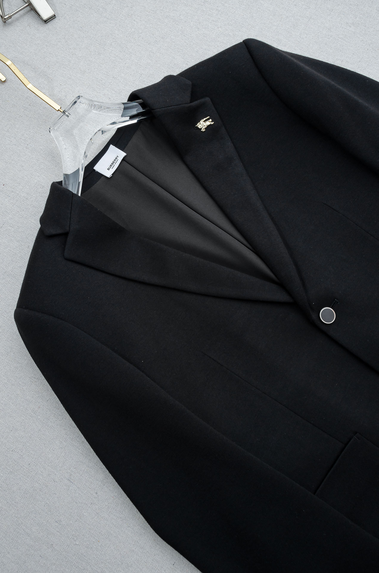 Burberry巴宝莉2026FW羊毛混纺胸标点缀男士商务休闲西服#舒适有弹力，区别于普通的西装面料，这