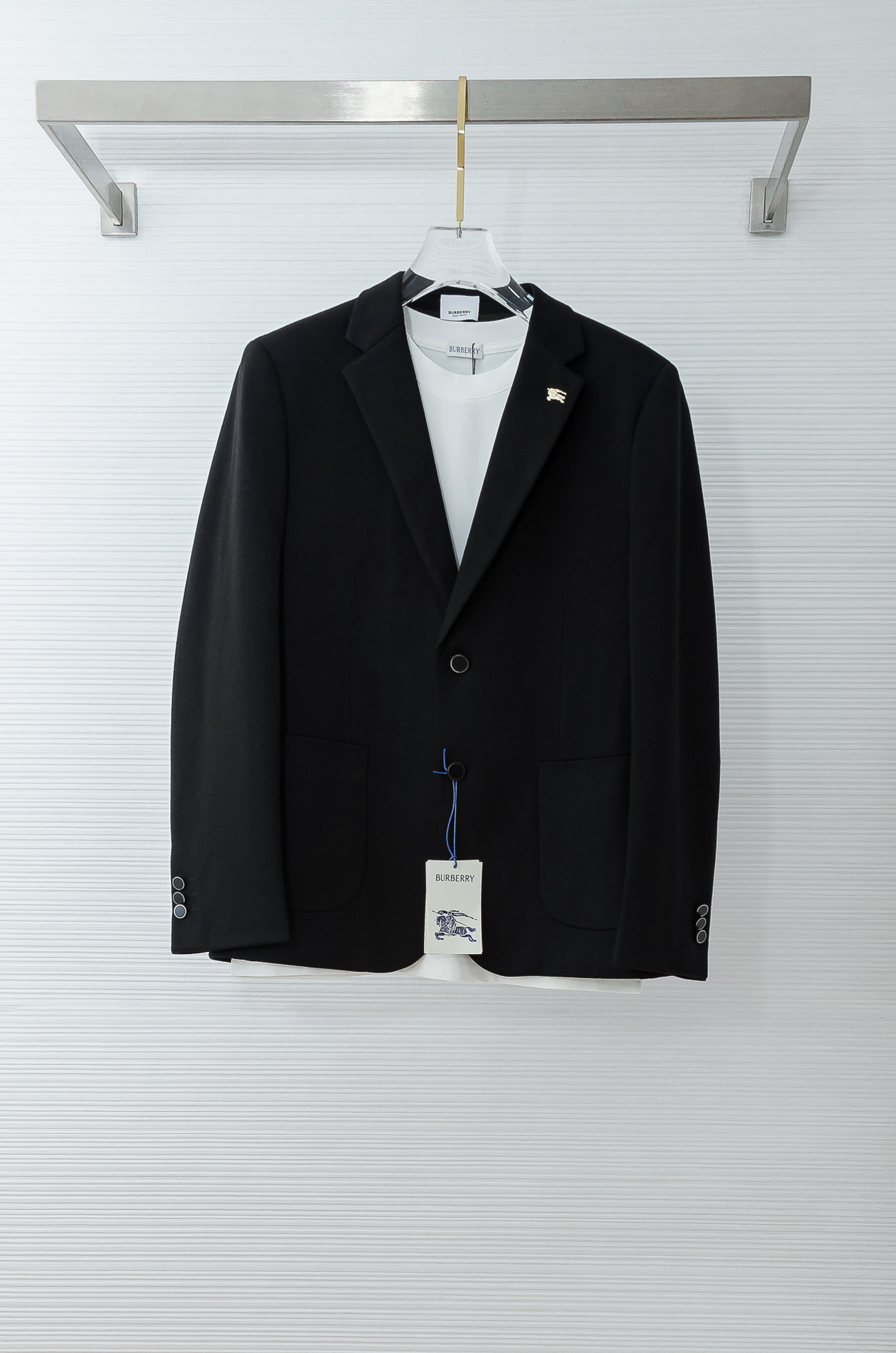 Burberry巴宝莉2026FW羊毛混纺胸标点缀男士商务休闲西服#舒适有弹力，区别于普通的西装面料，这