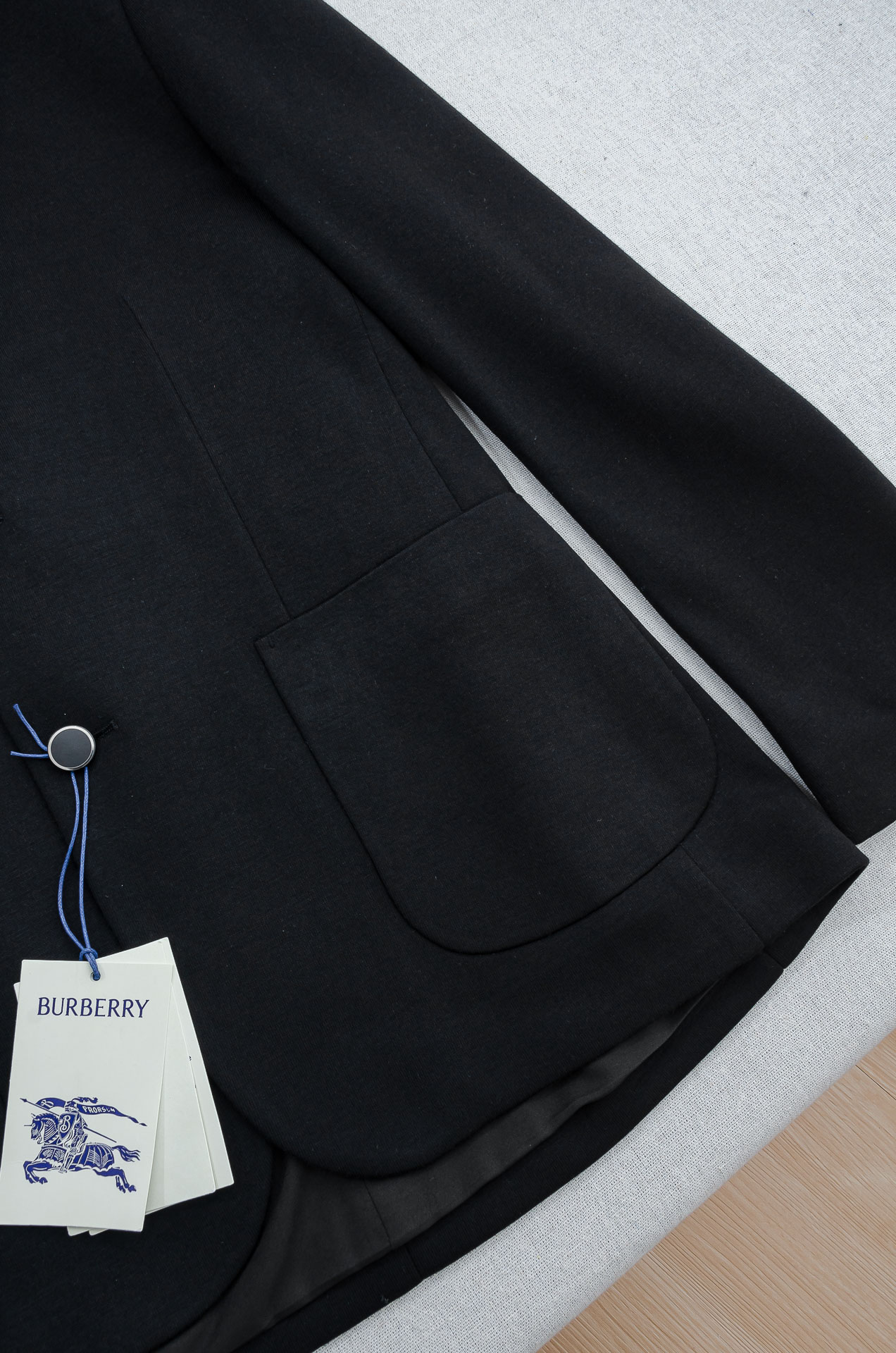 Burberry巴宝莉2026FW羊毛混纺胸标点缀男士商务休闲西服#舒适有弹力，区别于普通的西装面料，这