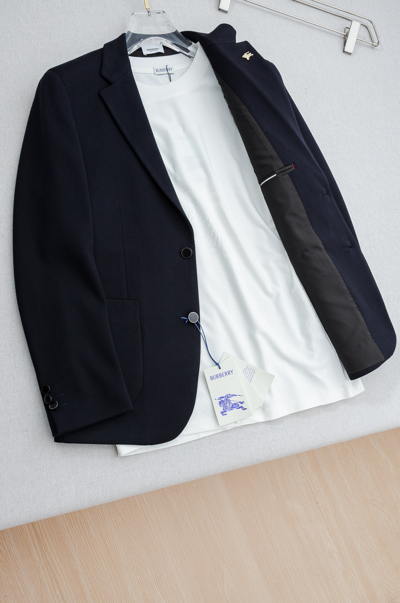 Burberry巴宝莉2026FW羊毛混纺胸标点缀男士商务休闲西服#舒适有弹力，区别于普通的西装面料，这