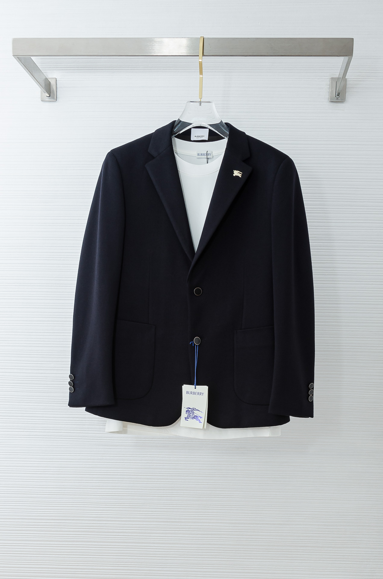 Burberry巴宝莉2026FW羊毛混纺胸标点缀男士商务休闲西服#舒适有弹力，区别于普通的西装面料，这