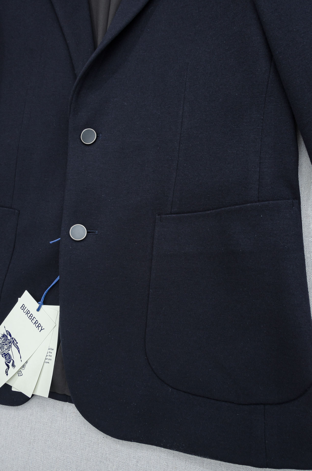 Burberry巴宝莉2026FW羊毛混纺胸标点缀男士商务休闲西服#舒适有弹力，区别于普通的西装面料，这