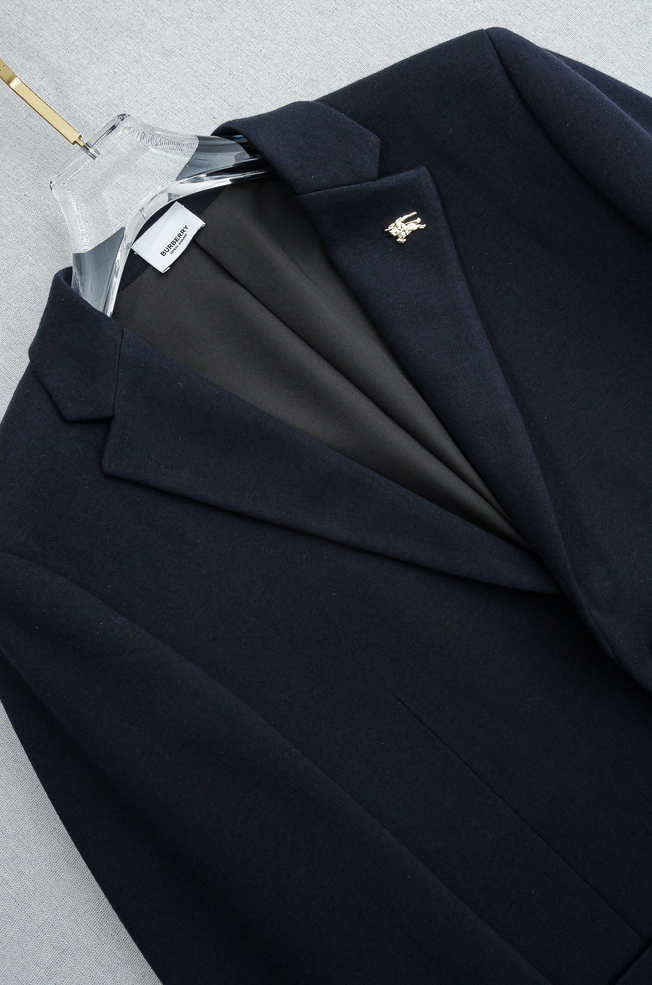 Burberry巴宝莉2026FW羊毛混纺胸标点缀男士商务休闲西服#舒适有弹力，区别于普通的西装面料，这