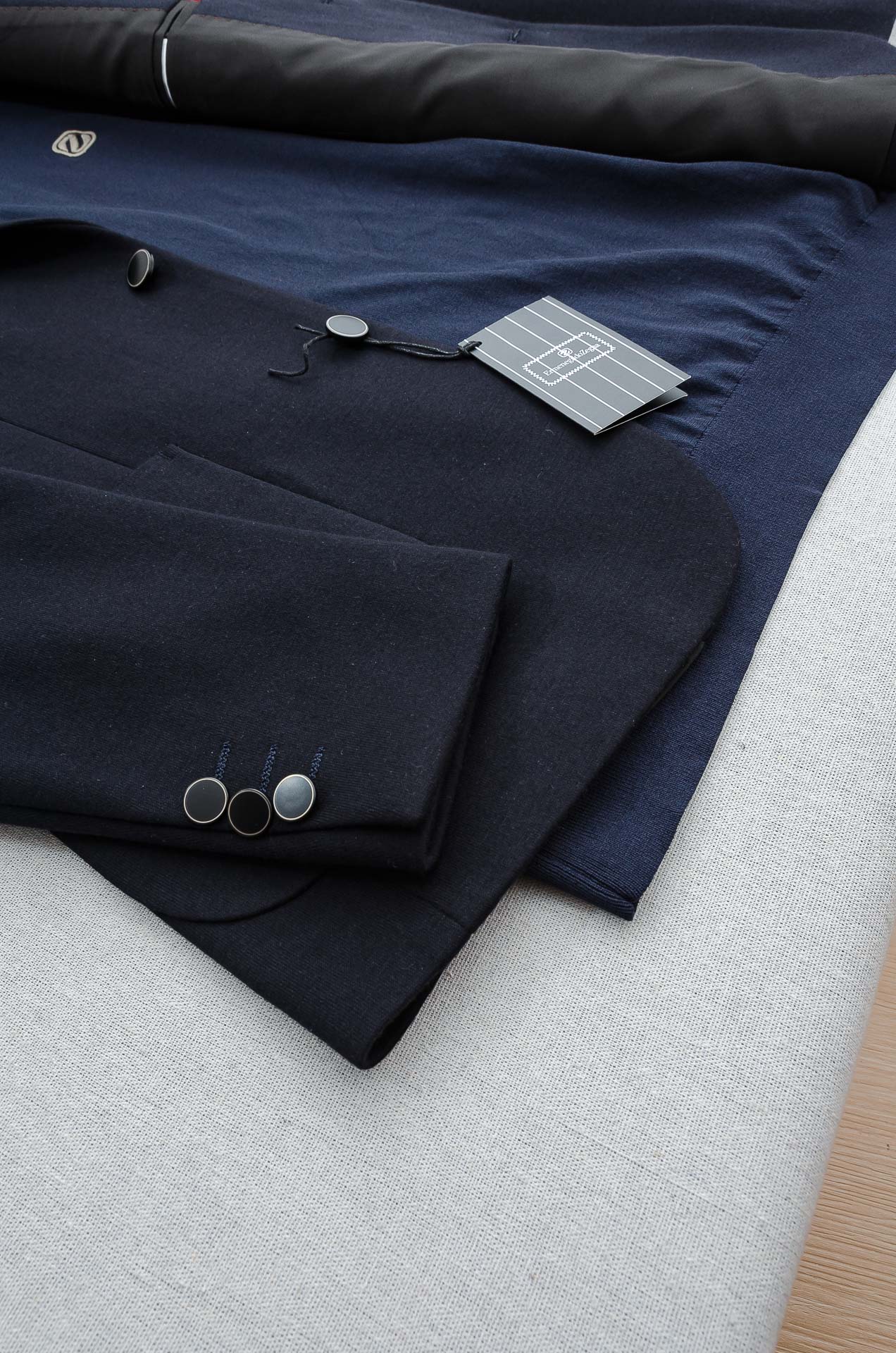 zegna杰尼亚2026FW羊毛混纺胸标点缀男士商务休闲西服#舒适有弹力，区别于普通的西装面料，这个是含