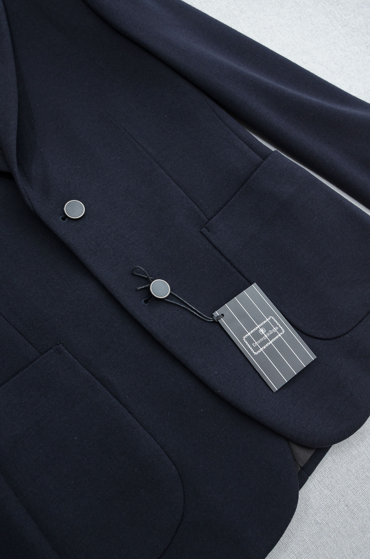 zegna杰尼亚2026FW羊毛混纺胸标点缀男士商务休闲西服#舒适有弹力，区别于普通的西装面料，这个是含