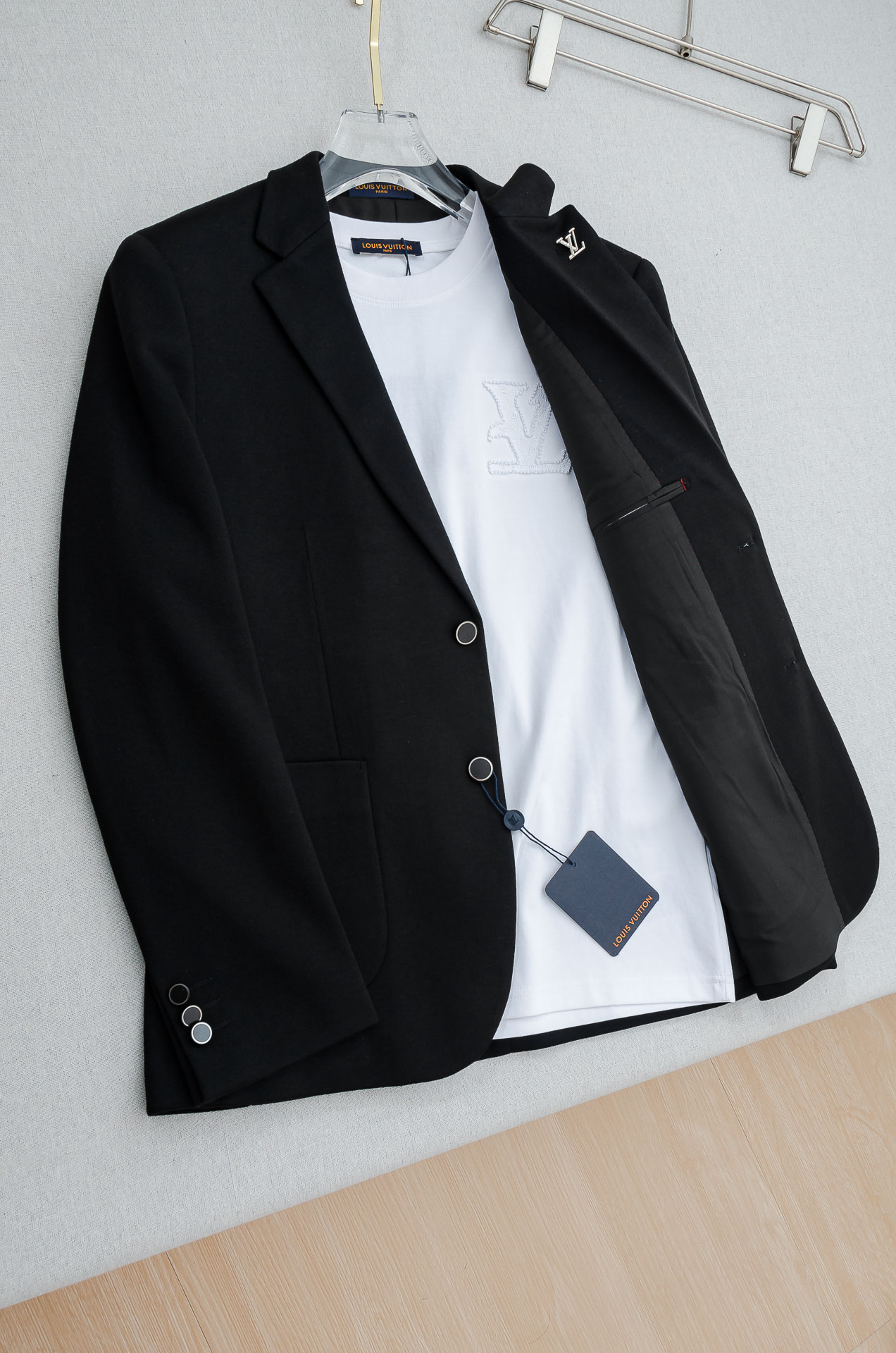 LV 2026FW最新羊毛混纺胸标点缀男士商务休闲西服#舒适有弹力，区别于普通的西装面料，这个是含羊毛的