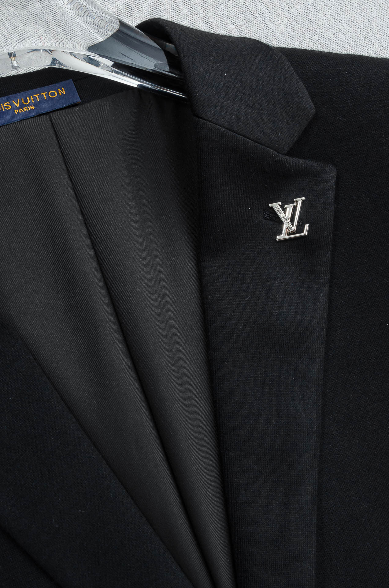 LV 2026FW最新羊毛混纺胸标点缀男士商务休闲西服#舒适有弹力，区别于普通的西装面料，这个是含羊毛的